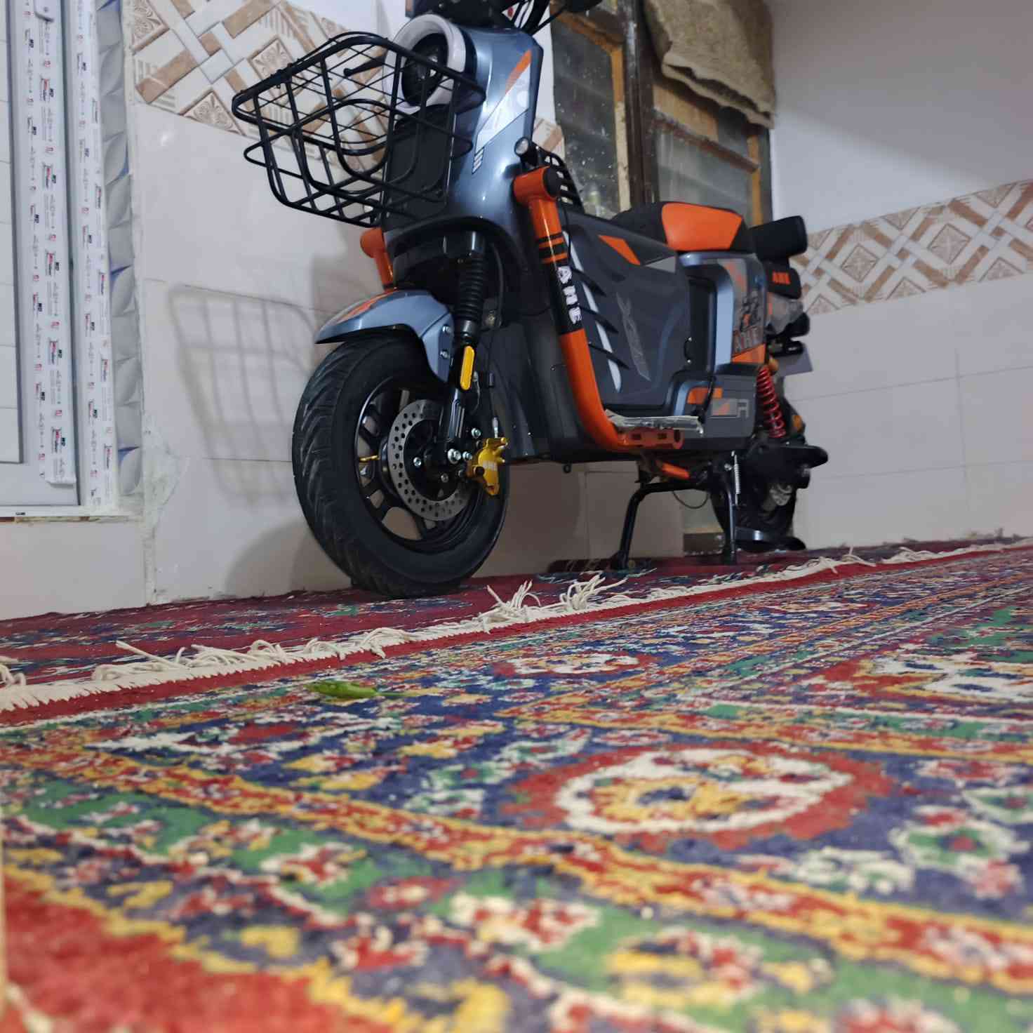 السلام عليكم دراجه شحن جديده ما مستعمله قليل صاله اسبوعين طالعه من الوكيل للبيع السعر 550 وبيهه مجال قليل ***********
