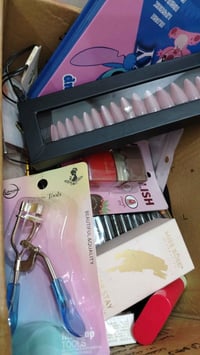 مكياج ٥٠قطعة • اكسسوارات ٨٠قطعة • قراصات اطفال ١٥قطعة