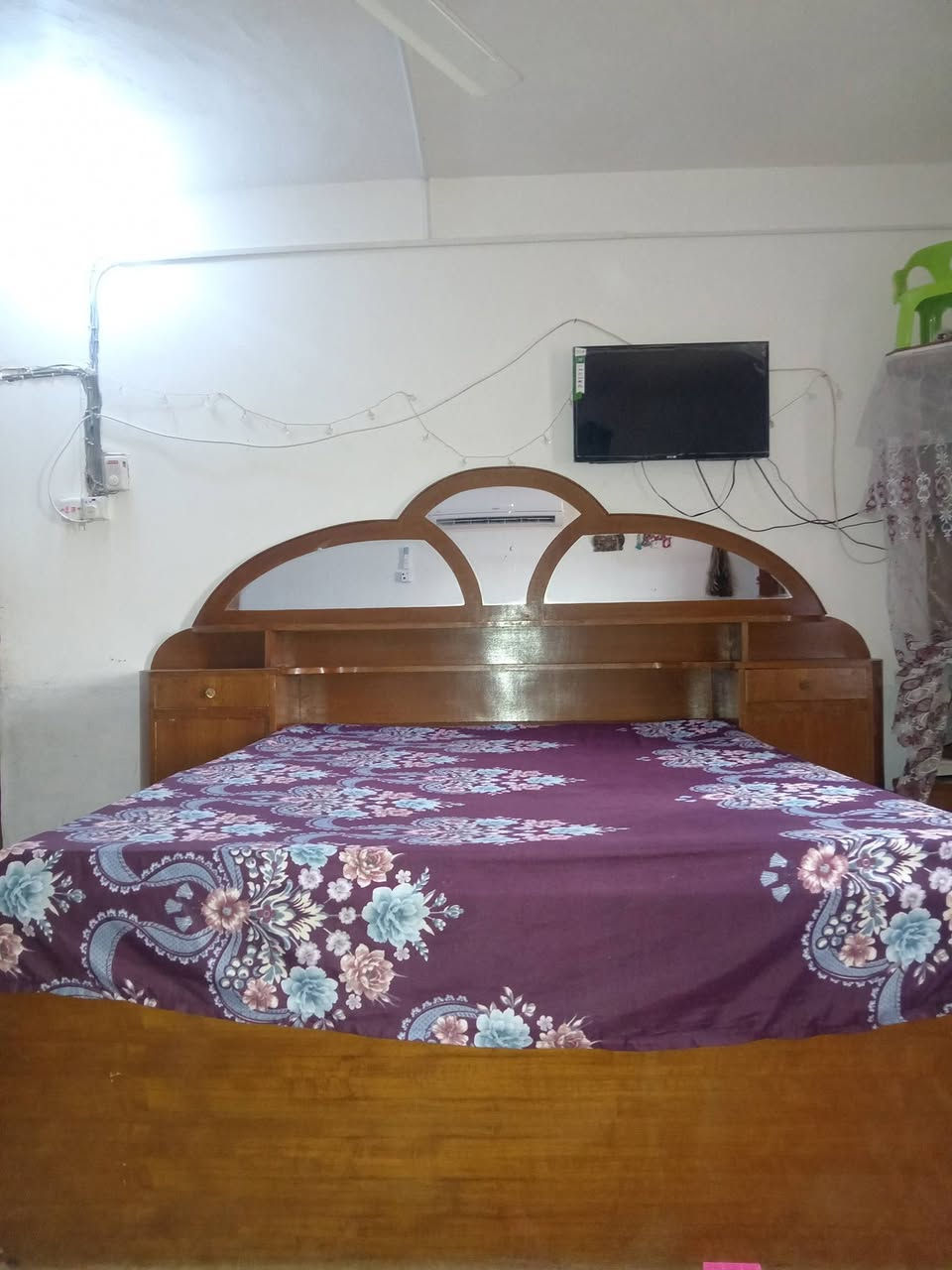 سلام عليكم يوجد غرفة نوم البيع خشب عراقي نضيف مكاني قرية الرافده ***********
