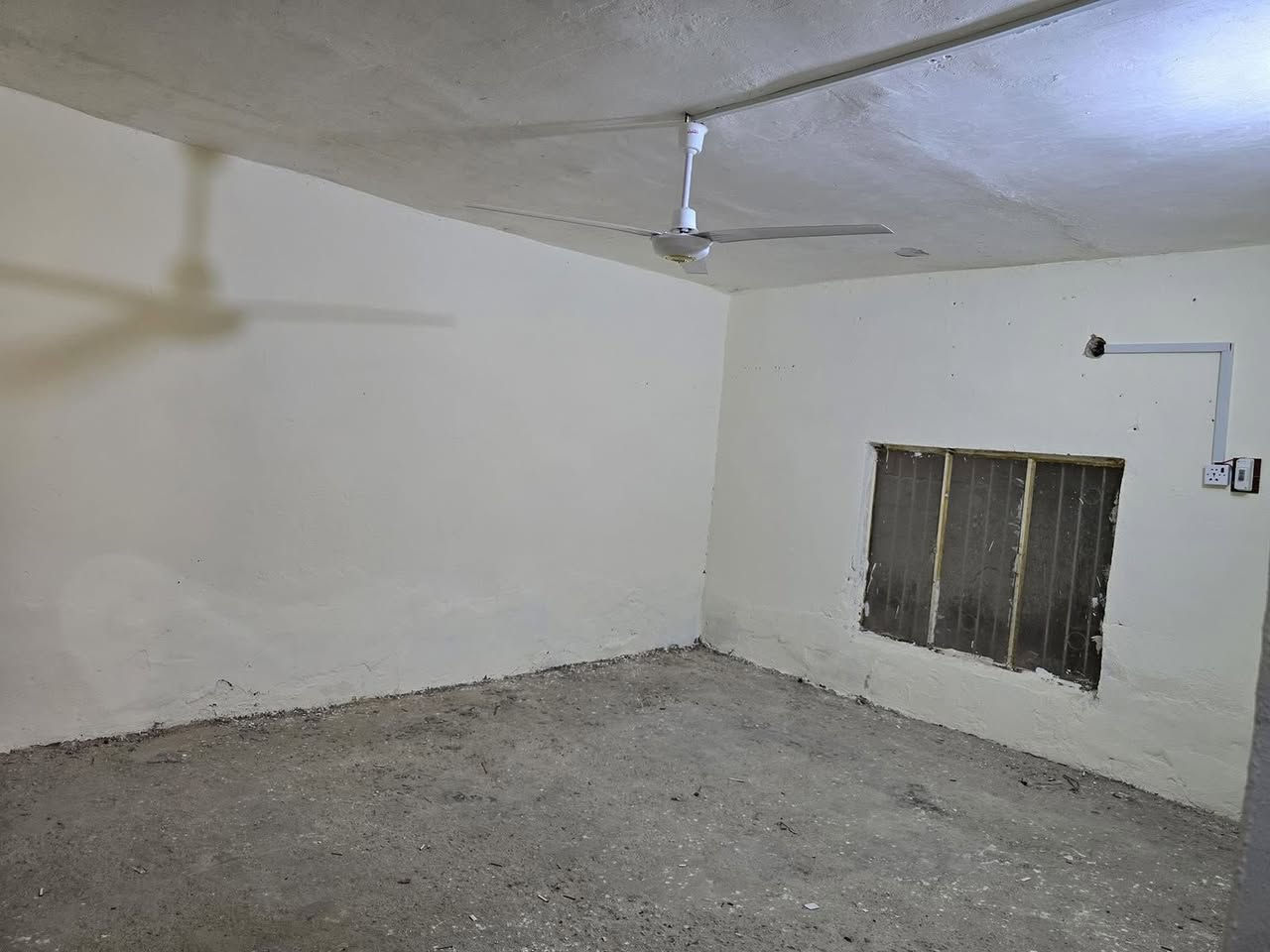 بيت للبيع طابو ملك صرف تحويل ثاني يوم مدفوع ماء وكهرباء  مصفر
عل المستطيل داخل قرب مدرسة غزة وجامع المصطفى 
غرفتين وهول وموزع ومطبخ وحمام وتواليت وديوانية وبالسطح غرفة 
السعر 97مليون وبي مجال بسيط جدا رقم ***********
