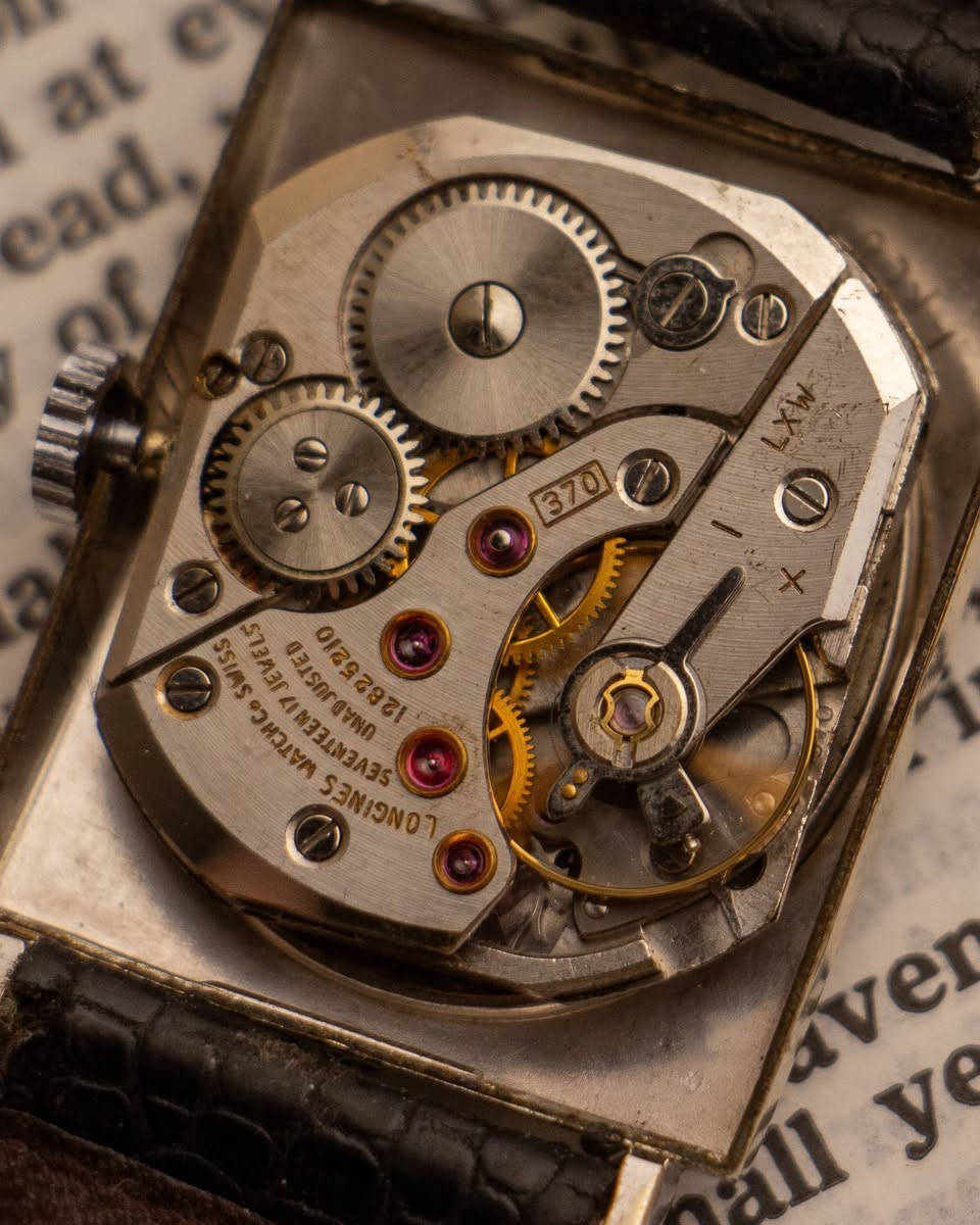 LONGINES TANK vintage 1960 swiss made 
قطعه نادره من لونجين بتصميم تانك انتاج ستينات 
🕟كيس بزل تغليف ذهب ابيض ممتلئء بالكامل 10K 
🕟 ميناء لون سيلفري معتق 
🕟 الارقام ذهب ابيض بالكامل
🕟 عقارب نوع دوڤين مغلفه بالذهب الأبيض 
🕟 ماكنه نصب تكويك 17 جوهره وقت مضبوط بالثانيه
🕟 عيار الحركه 370
🕟 الرقم المرجعي 12825280
🕟 سنتر ثواني منفصل 
🕟 علبه لونجين الاصليه 
🕟 قفل لونجين اصلي 
🕟 مهتم بالسعر راسل خاص او أتصل 
*********** واتس آب
