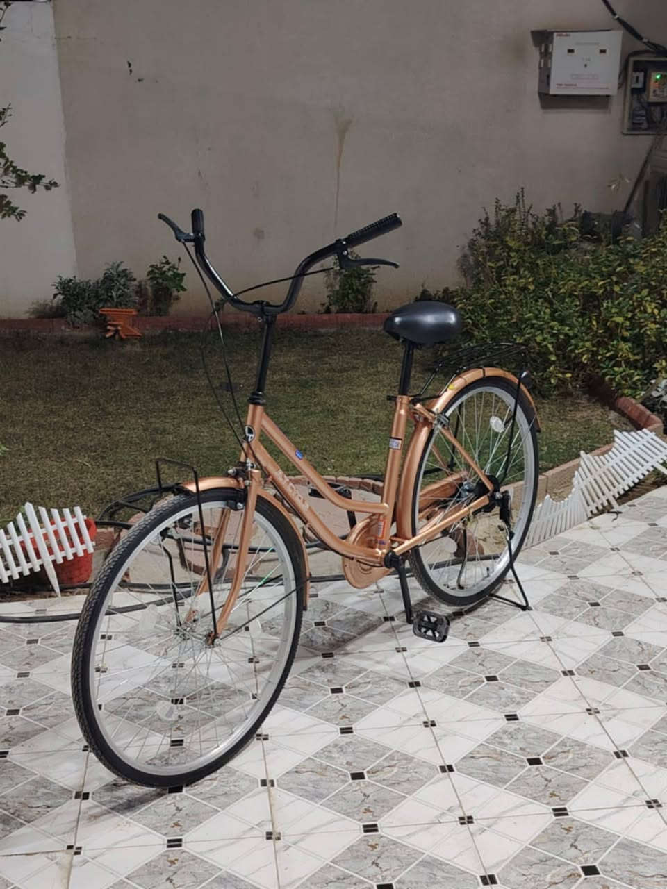 سلام عليكم بايسكل للبيع 
حجم 26
صناعه ياباني 
لون نحاسي 
تجي ويه هديه سله 
سعر 90بي مجال 
لاستفسار رقم الهاتف ***********
موجود خاص
