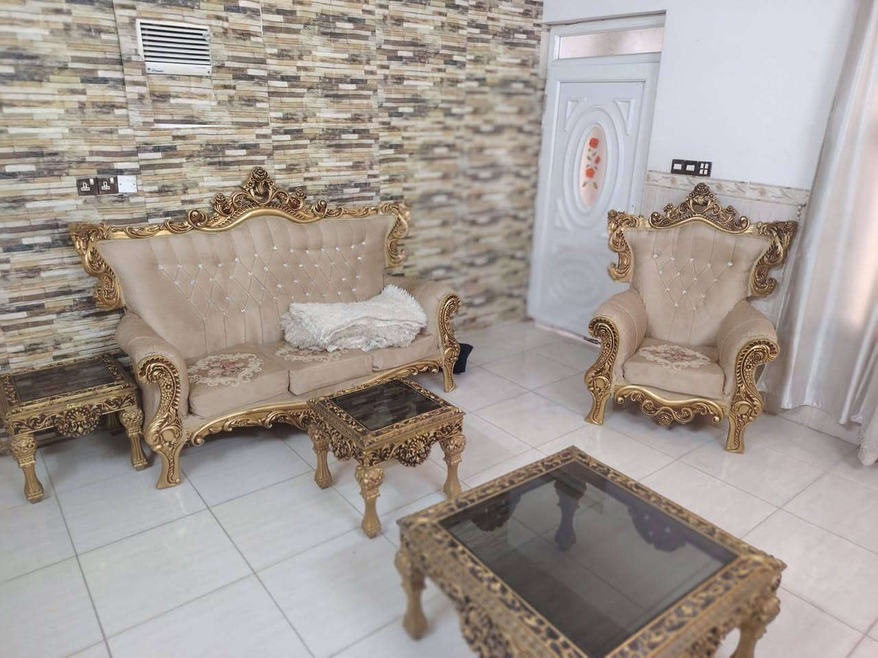 تخم ملكي ذهبي 6قطع و3طبلات التخم نضيف تجي تشوف بعينك مكاني نوروز حي عسكري مقابل زانكوى جيهان سعر 400$وبي مجال كد الجيه للتواصل ***********واتساب
