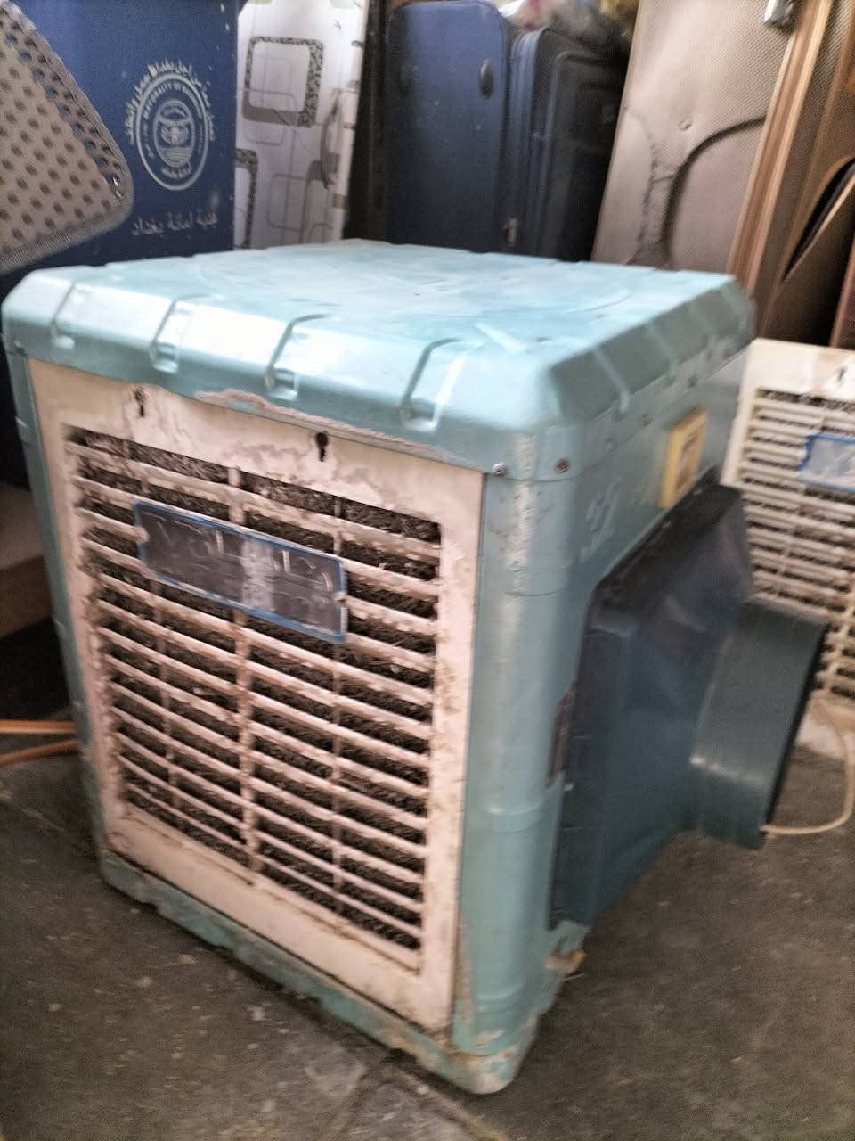 مكيف طنين الجي يشتغل بس الصيف يفصل باب أول القديم
مبردة حجم وسط شغال هواها بارد 
عنوان الحرية شارع 20 
***********
