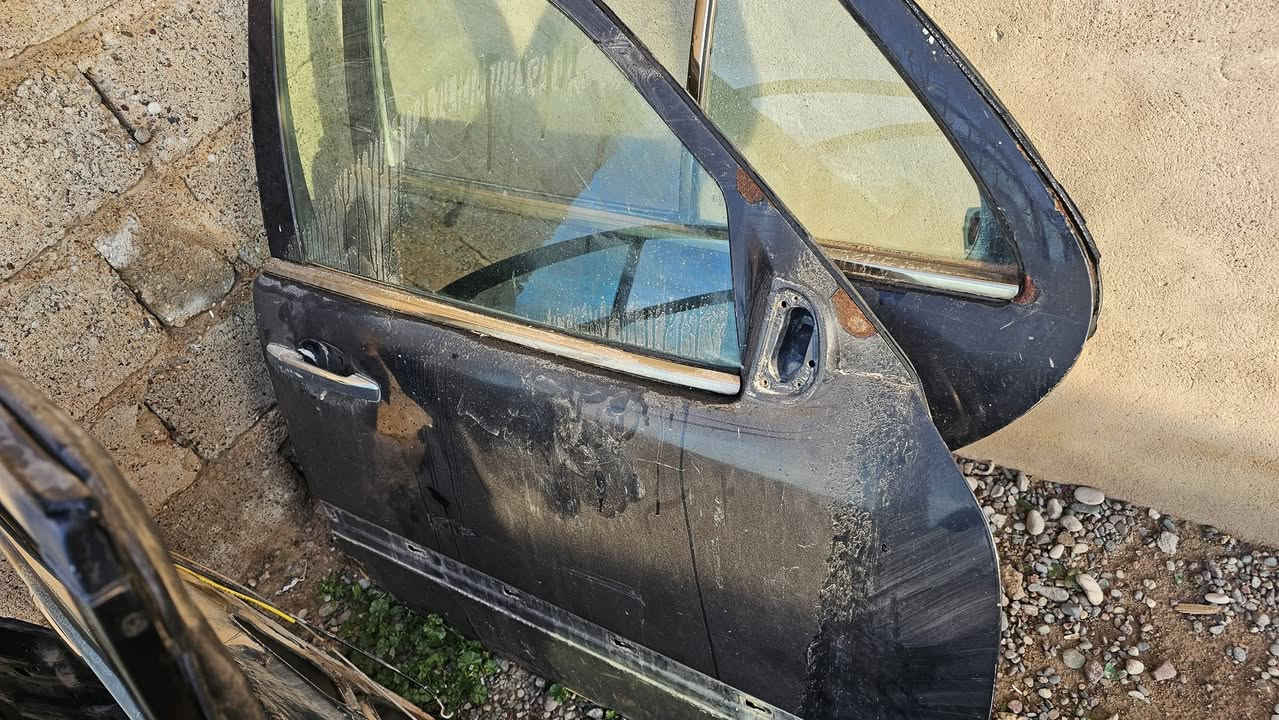 سستم ابواب ام عيون اقفاله الورى عليه و يدات 4 عليه و جاماته  وترايش جامات لاستكاته عليه بس نص عمر 
ثنين منه بيه خياس من جوه مكاني موصل حمدانية 
***********
