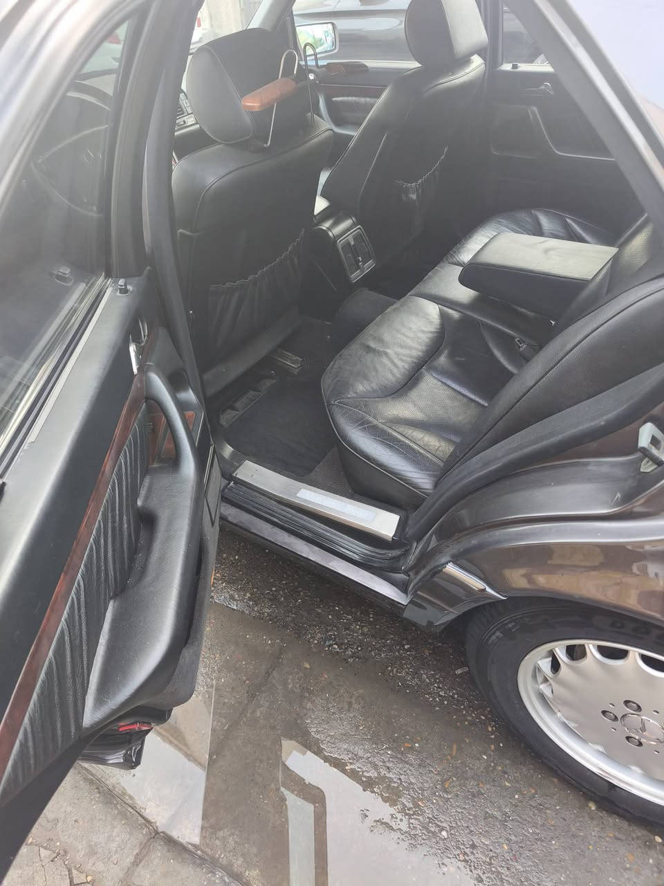 سلام عليكم ...
شبح موديل 92محدث 97ماعدا الشاشه..تحديث داخل وخارج فول مواصفات 
سلايد 
برده خلفيه 
حساسات خلفيه
غرفه جلد
محرك وارد هو والكير 
بصمه فتح وقفل
كل الكهربائيات كامله ماكو اي جطل
تبريد جديد وارد
تخم تاير جديد مع الأسبير وخمس وياله سيفونه
باتري جديد..
السياره جاهزه ومميزه بالشارع ومال جناي..وبالعافيه عالياخذه.. 
السعر 12 الف دولار وبيه مجال للمشتري
تحويل ثاني يوم..
عزيزي معجبك المنشور اعبره وكل واحد يعرف قيمة حلاله
***********
