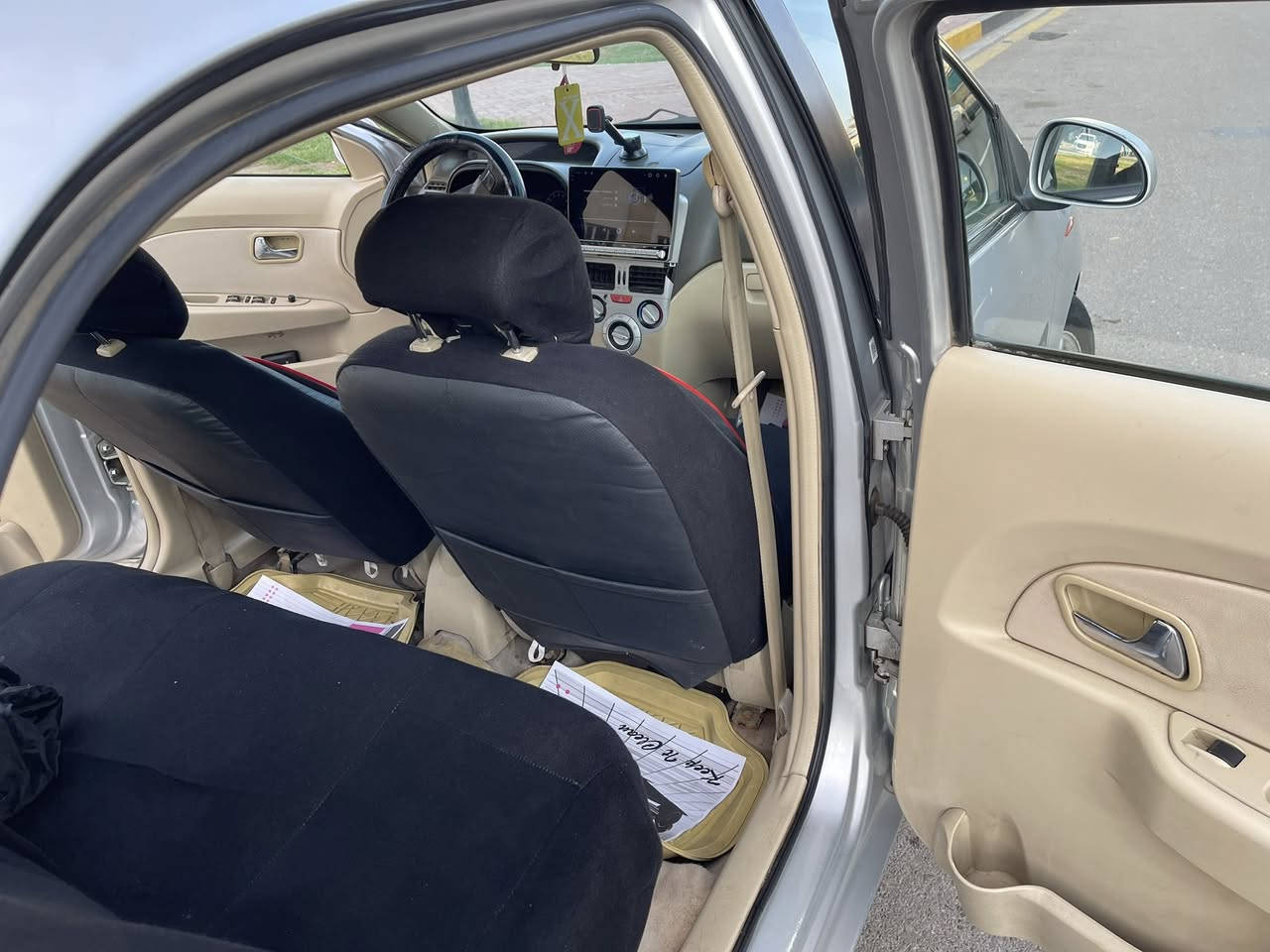 السلام عليكم للبيع شيري فلاوين موديل ١٣ السياره كفاله عامه من صبغ وضربه وكير ومكينه مكفوله كفاله عامه السياره بيهه طخه صغيره بلباب الوره السايق والبنيد واضحات بلصور السياره ماشيه ٥٣ حقيقي كهربائيات كلهه شغاله شاشه كامره حساسات بدون اي جطل تخم تاير صدر جديد باتري جديد جاهزه من كلشي والسياره احله من الصور وتجي وتشوف بعينك مكاني بغداد الاعظميه عارضهه ب ٤٧ للاتصال *********** السياره بااسمي هزه جديده ارقام انكليزي سنويه بعدهه منافذه
