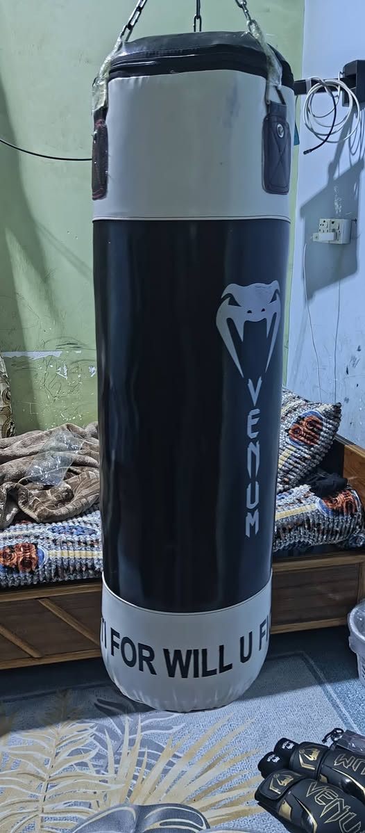 چيس ملاكمه طول متر وزن 75 كيلو السعر معه الكفوف 120الف وبي مجال بصيط الرقم ***********واتساب
