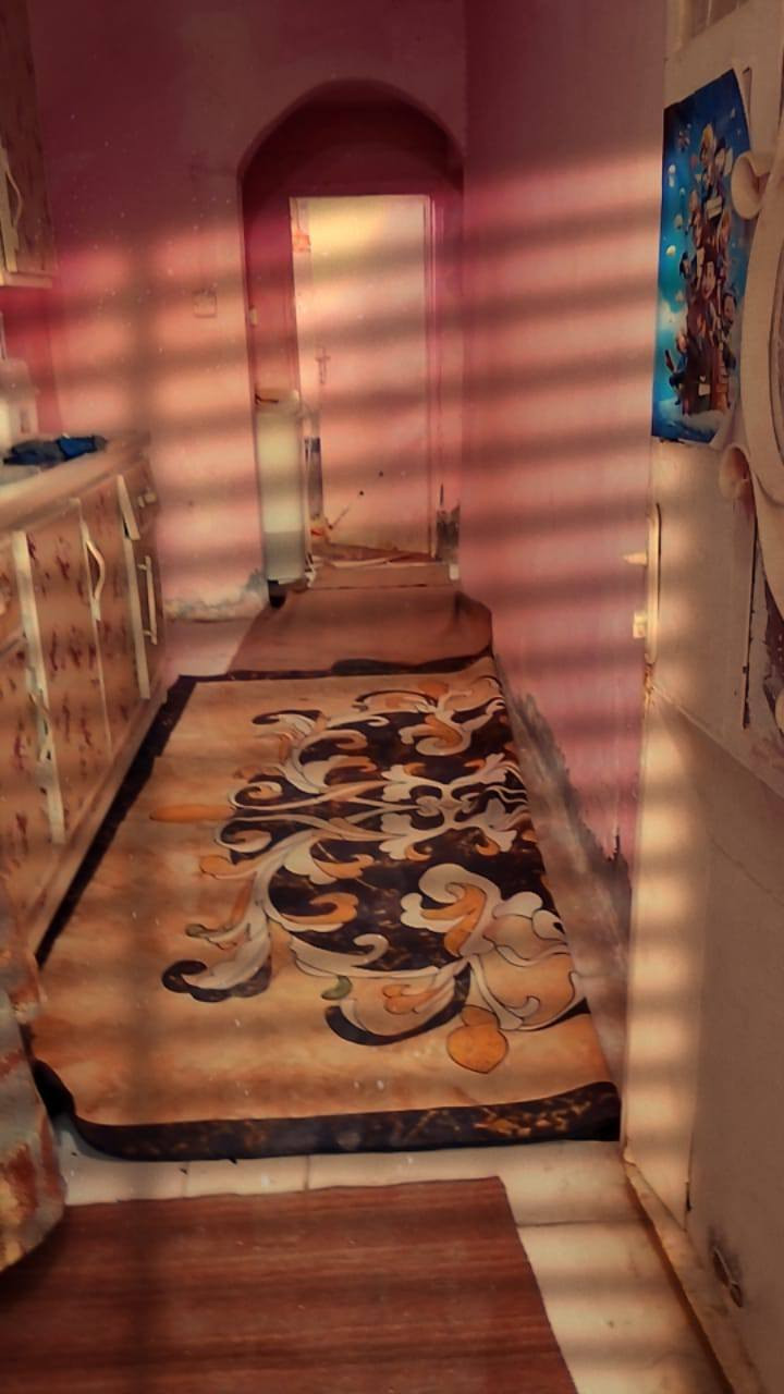 السلام عليكم بيت للبيع في حي الرحمه قرب السوق المسقف المساحة 100متر
البيت يحتوي على سقيفة 
بيه غرفة وصاله واستقبال ومطبخ وصحيات
مثل ما اموضح بل صور: 
السعر 45وبي مجال قليل
الاستفسار رقم الهاتف  ***********
