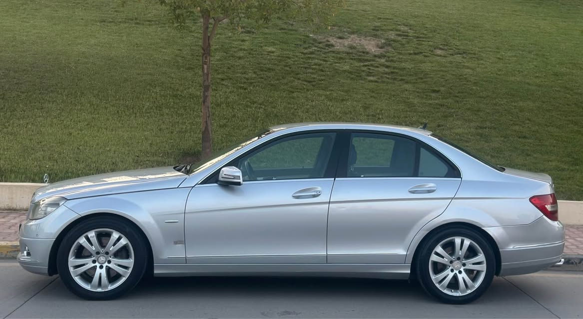 Mercedes benz C300  V6
موديل ٢٠١٠ 
محرك ٦ سلندر ممفتوح بشرط
مكان سيارة سليمانية 
**********************
سعر مطلوب ١١٩ ورقة مجال

للبيع فقط   
**************
سيارة بی جاملغ خلفي  صبغ
بدون ضربة 
و شبر جوه  بالباب سكن امامي 

مواصفات سيارة
****************
كشنات جلد
كشنات كهرياء 
مرايا شفط
شاشة متحرك
ستيرن تحكم 
و بعد مواصفات معروفة
***************
رقم فحص و هزة جديدة
گیر و محرك و تبريد و حدادية بشرط
 مسيرفسة كاملة و تخم تاير جديد

مكان سيارة سليمانية 

*********** السليمانية, العراق

