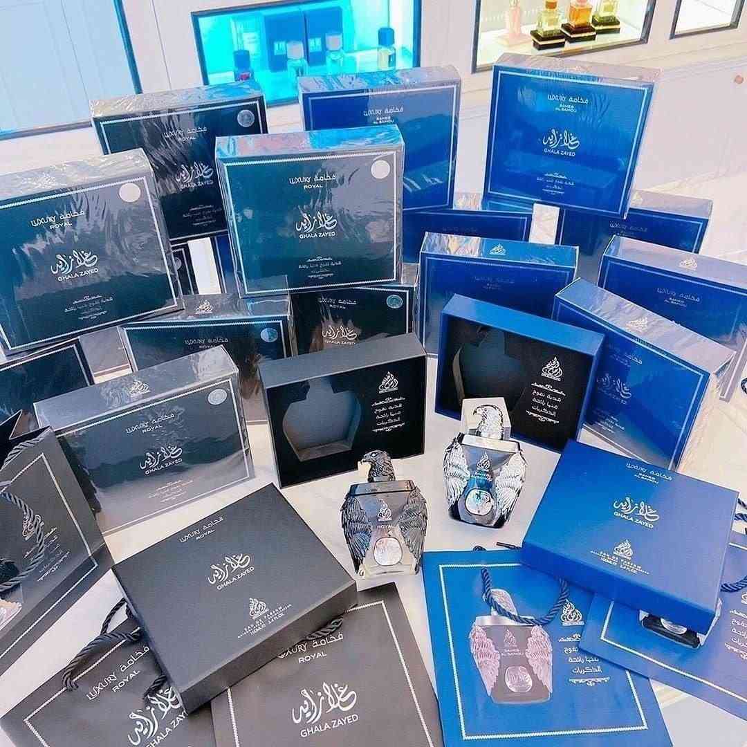 ✨ غلا زايد صاحب السمو… عطر لا يشبه الحضور العادي، بل يترك بصمة فاخرة تسبقك أينما ذهبت.
من دار ard alkhaleej الإماراتية🇦🇪💯 ، يأتي هذا العطر بتركيبة تجمع بين الانتعاش الملكي والدفء الشرقي العميق، ليمنحك إحساسًا بالقوة والأناقة منذ أول رشة.
تبدأ الرحلة بنفحات منعشة من الليمون والجريب فروت والنعناع مع لمسة فلفل وردي تضيف جاذبية مميزة، ثم ينتقل العطر إلى قلب دافئ مليء بالزنجبيل وجوزة الطيب والياسمين وخشب الأرز، قبل أن يستقر على قاعدة فخمة من العنبر والبخور والمسك والباتشولي وخشب الصندل لثبات يدوم وفوحان يلفت الأنظار.

عطر أو دي بارفان صُمم للرجل الذي يبحث عن الهيبة، الفخامة، والحضور القوي بأسلوب قريب من العطور العالمية الراقية مثل أفينتوس، لكن بسعر اقتصادي يناسب الاستخدام اليومي والمناسبات الخاصة.
غلا زايد… عندما تتحول الرائحة إلى هيبة
#الاصلي المنشأ خليجي الامارات 🇦🇪💯
السعر 
🚘 يوجد خدمة توصيل لجميع محافظات العراق ٤ الاف 🚘
#عطر_زايد
#زايد
#عطور
#عطور_رجالية
#عطور_نسائية
#عطر_فاخر
#عطر_شرقي
#عطر_فرنسي
#فوحان
#ثبات_العطر
#ريحة_تخبل
#ريحة_فخمة
#ستايل
#أناقة
#ذوق
#هدايا
#تسوق
#بغداد
#العراق
#عراقي
#اكسبلور
#ترند
#عطور_العراق
#براندات
#عطور_اصلية
#دهن_عود
#مسك
#عنبر
#ورد
#عشاق_العطور


**إذا كنت صاحب هذا الإعلان وتريد حذفه لأي سبب، رجاءا أرسل رسالة إلى الدعم الفني**
