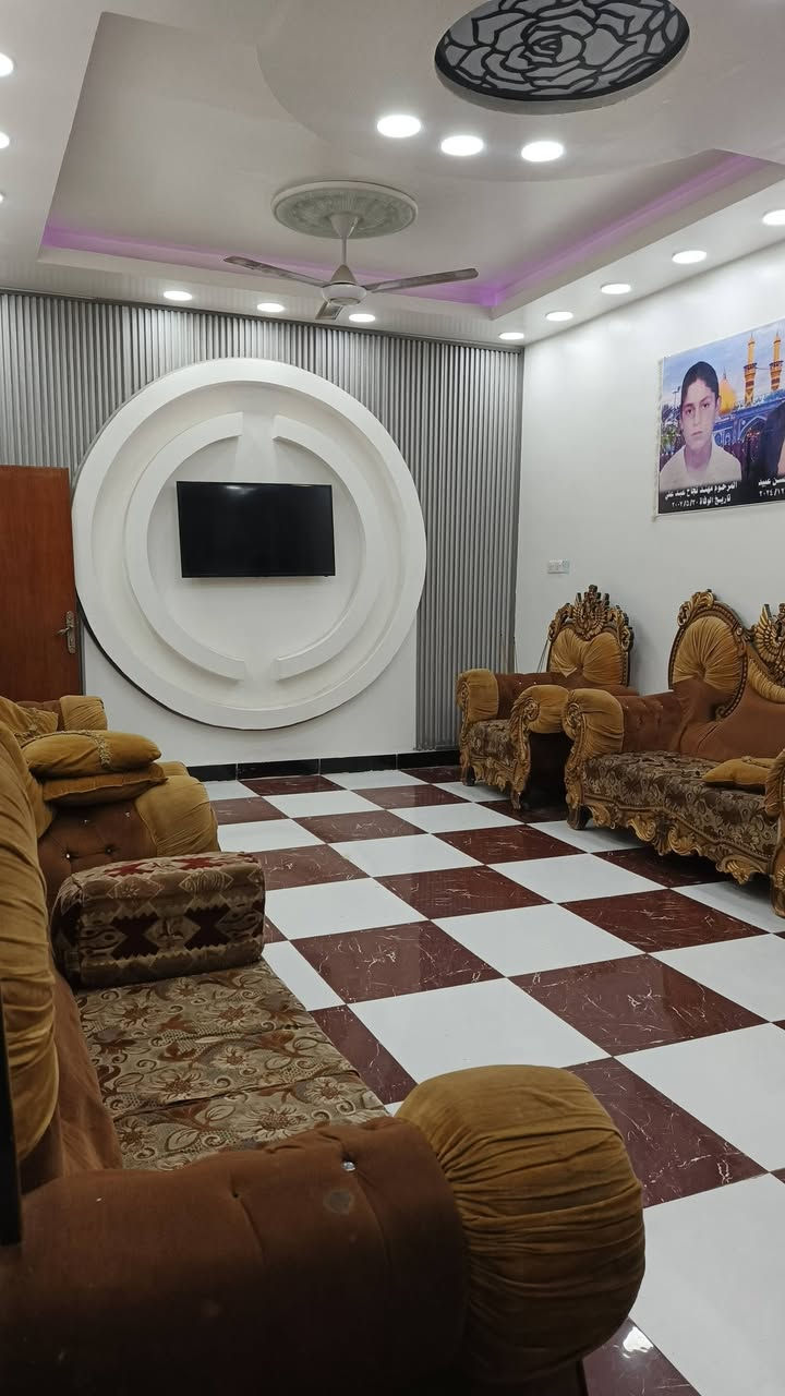 السلام عليكم مرخصت الأدمن بيت مع قطعة ركن للبيع الموقع حي الفرات قرب مكتب سيد ناصر الزاملي  مساحة البيت 256م ومساحة القطعة 112م  
ملاحظة/ امام المنزل يوجد منتزه 

مواصفات البيت
الطابق الأول... 
1_يحتوي على كراج 
2_مدخل استقبال + استقبال
3_يحتوي على غرفتين 
4_ صاله بمساحة كبيرة+درج دور
5_حمام+صحيات
6_مطبخ 
7_الارضية بورسلاين 
ملاحظة/ الطابق الأول كونكريت مسلح
الطابق الثاني..... 
1_يحتوي على غرفتين 
2_حمام+صحيات
3_صاله كبيرة
4_يحتوي على سطح الأول
5_الأرضية بوسلاين
ملاحظة/ السطح الثاني اعگادة 

للأستفسار الاتصال على الرقم: ***********
