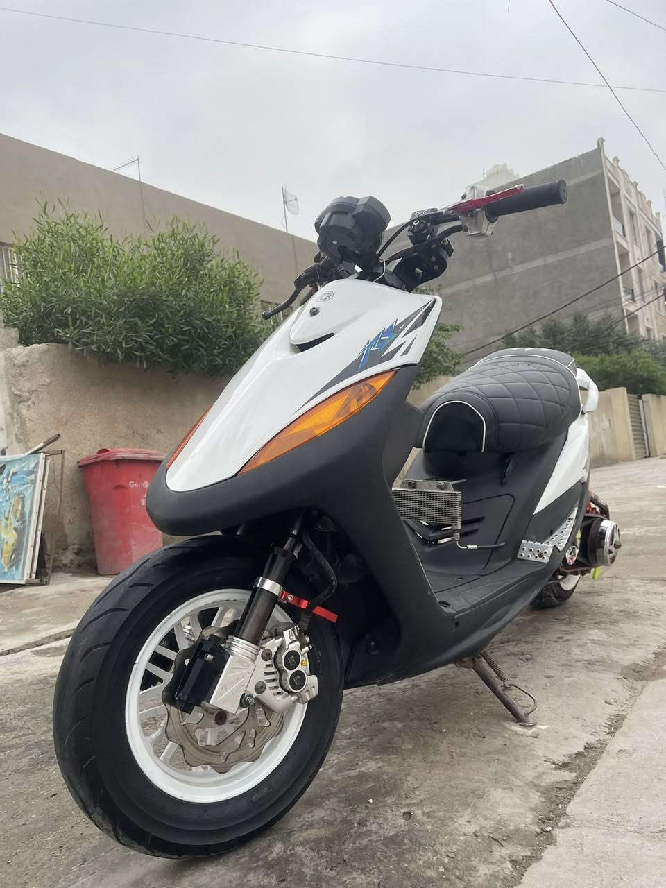 السلام عليكم
دراجه عدله مزوده شغل درجه اوله عل ايدي 
شاصي شغل : علي الياباني
مكينه سكنس 63  
كور TT MARC
كلجات رياضي امامي خلفي اصلي
عنبار ناينسون ويده امامي
سلف رياضي 
ستيرن اصلي 3 قطع
عضمه سكليتر رياضي اصلي
يده بريك خلفي رياضي اصلي
قطره اكسل ودهن رياضي اصلي
ستاند نيكل صفح اصلي
قبق فلاوين اصلي 
صلنصه كاربون اصليه 
كابريتر قفاز 
ويل خلفي عنكبوت اصلي 
سبايدر عمل فايبر 
فج و فلنجه رياضي اصلي
صدر امامي رياضي اصلي
دشبول جبلي بس مشاده
ردايتر كامل اصلي بس تشده
دراجه قويه كلش مكلفتني هواي
وابو المصلحه يعرف الغراض البيهه وكل قطعه بيهه اصليه 
مراوس او بيع 
 السعر 12$ 
***********
مكاني بغداد المنصور
