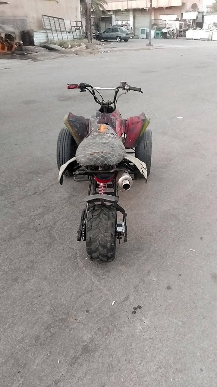 السلام عليكم دراجه ثلاثيه دراجه كامله اي نقص ما بيها بس من عدا تصبغها تصير حلوه كهربائيات مكان الشعله*********** السعر 400 بمجال

