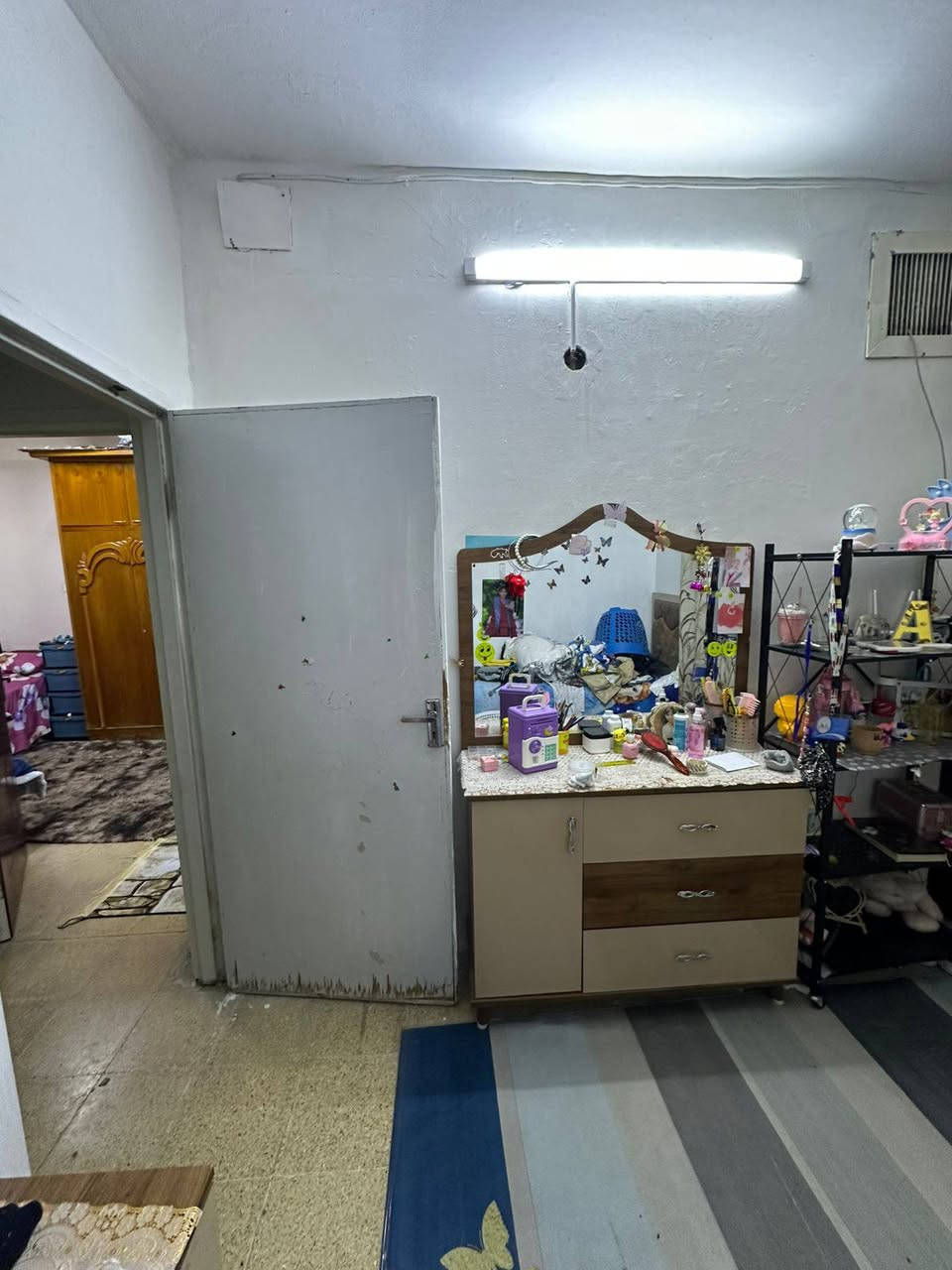 #عروض_مكتب_عـطـاء_الموصل
شقة منفردة للبيع
موقع: شقق الخضراء، قرب جامع المعافى
- 4 بيوت عن جامع المعافى
- قريبة على مدرسة الكون الابتدائية وثانوية الدجى
مساحة: 123 متر
محدثة بالكامل:
- مجاري
- سيراميك
الطابق الأرضي:

- استقبال
- هول
- مطبخ
- حار وبارد
- صحيات عدد 2
الطابق الثاني:
- 3 غرف نوم
- حمام
- السطح بي بيتونة
السعر: 95 مليون
بيها مجال 

***********

***********

***********
