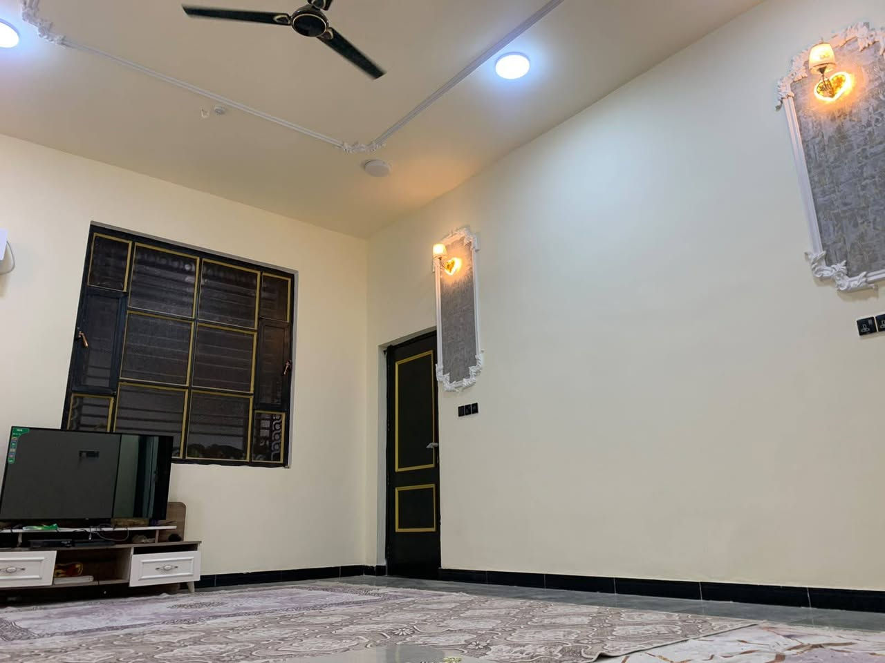 السلام عليكم ورحمه الله وبركاته
يتوفر دار سكن طابقين للبيع 

#الطابق الارضي معزول عن الطابق الثاني درج  وباب خارجي 

الموقع ابي الخصيب ـــ قرب صناعيه حمدان 

700متر عن شارع صناعيه حمدان السايدين 

#المساحه 220متر 

طابو زراعي عراقي سند 25

محتويات الطابق الارضي 

غرفتين منام استقبال -مطبخ صاله كراج سيارات مجمع صحيات  داخليه خارجيه 

مخزن -- حديقه 

#الطابق الثاني 

استقبال -مطبخ --- صاله 

غرفتين منام مجمع صحيات داخليه 

السعر 160 مليون بي مجال 

للاستفسار الاتصال على الرقم التالي 

***********
