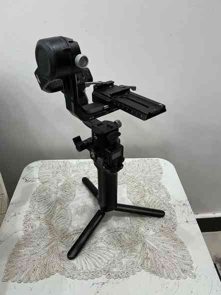 السلام عليكم 
DJI RONIN-SC2
كامل مثل ما موجود بالصوره 
3 كيبل +جنطه 
و الجهاز نظيف سعره 270 الف 
رقمي *********** متوفر واتساب
عنواني ميسان
