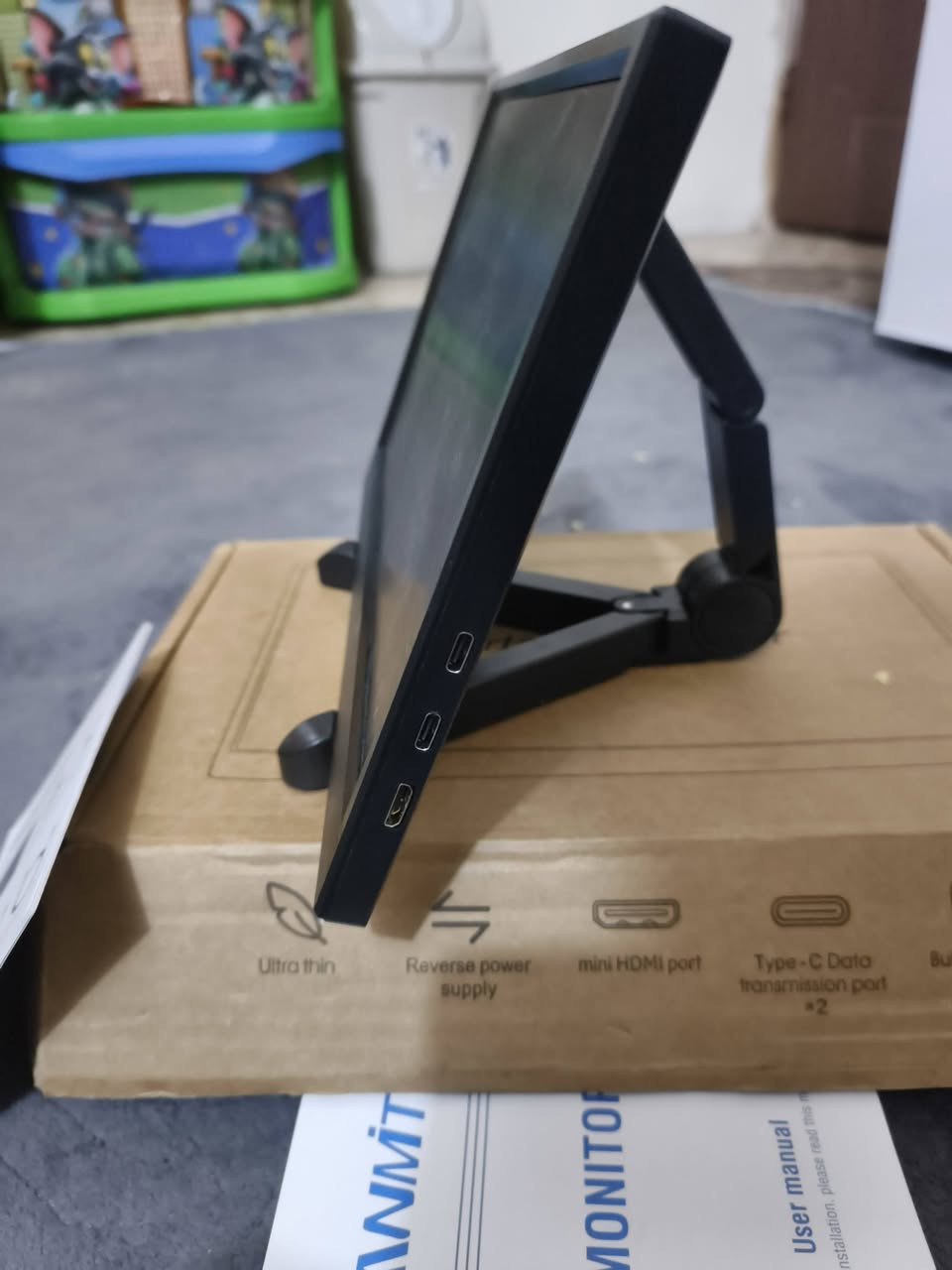 شاشة محمولة من نوع Anmite بمقاس 11.6 بوصة. 
دقة الشاشة: تبلغ دقة العرض 1366x768.

المنافذ: تحتوي على منفذ Type-C ومنفذ Mini HDMI.

الميزات: تتميز بخفة الوزن، ووجود سماعات مدمجة، وزوايا عرض واسعة بتقنية IPS.

الاستخدام: مناسبة للعمل، الألعاب، أو كشاشة ثانية للكمبيوتر المحمول.
ب75 مع لتوصيل


**إذا كنت صاحب هذا الإعلان وتريد حذفه لأي سبب، رجاءا أرسل رسالة إلى الدعم الفني**