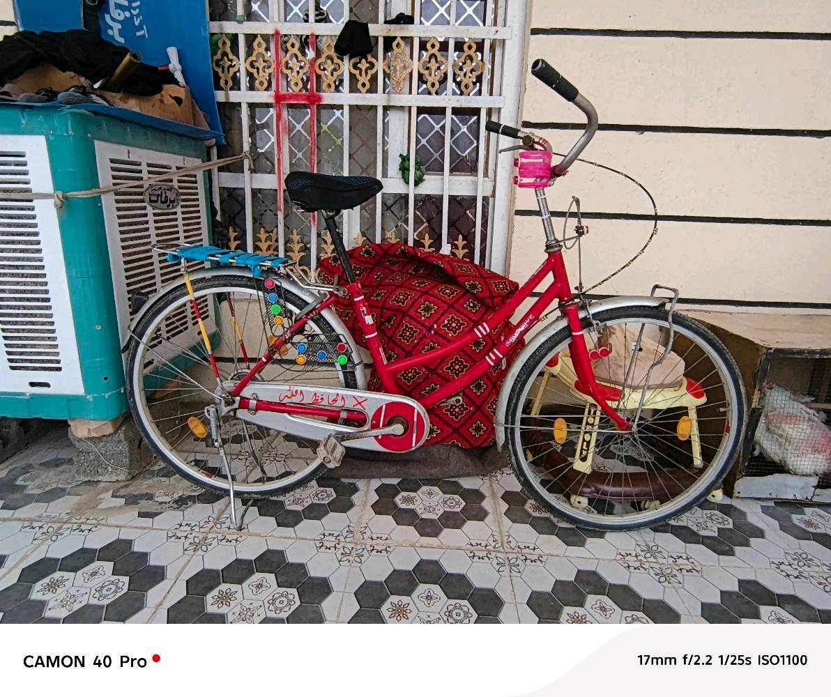 

بايسكل سيفتي حمراء بحالة ممتازة. مثالية للتنقل في مختلف الأماكن. الإطار الخارجي صلب مع تصميم جميل ومريح. تضم كشافات للرؤية الجيدة في الليل وحاملة خلفية.

