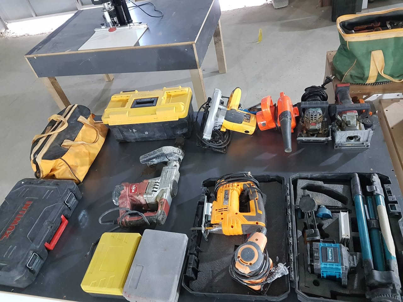 معمل نجارة MDF كامل للبيع.
منشار 3800الموده+مكينة شريط 4 مراحل انطاليا صيني +فاكيوم 2 كيس
+مولده كيا 75 امبير +منظم فولتية.
عدد كامله متنوعه
دريلات انجيكو + ميلوكي.
كتر يلمز منضدي 
كتر انجيكو قرصي.
كتر انجيكو منضدي.
مبردة 9000 العالمية.
بعد اكو هواي تفاصيل من اكسسوارات سجج+ارجل +سكلات+عده جبسن بورد وليزرات .
تكلفه المعمل اكثر من ٣٢ مليون.
السعر المطلوب ٢٢ مليون.
اتصال فقط   ***********
