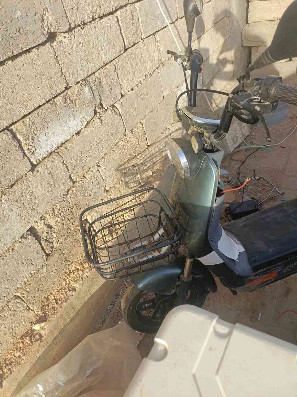 سلام عليكم دراجه شحن للبيع اربع بطاريات بس كشر نضيف جدا سعر 100 الف مكاني رمادي رقم تليفون ***********
