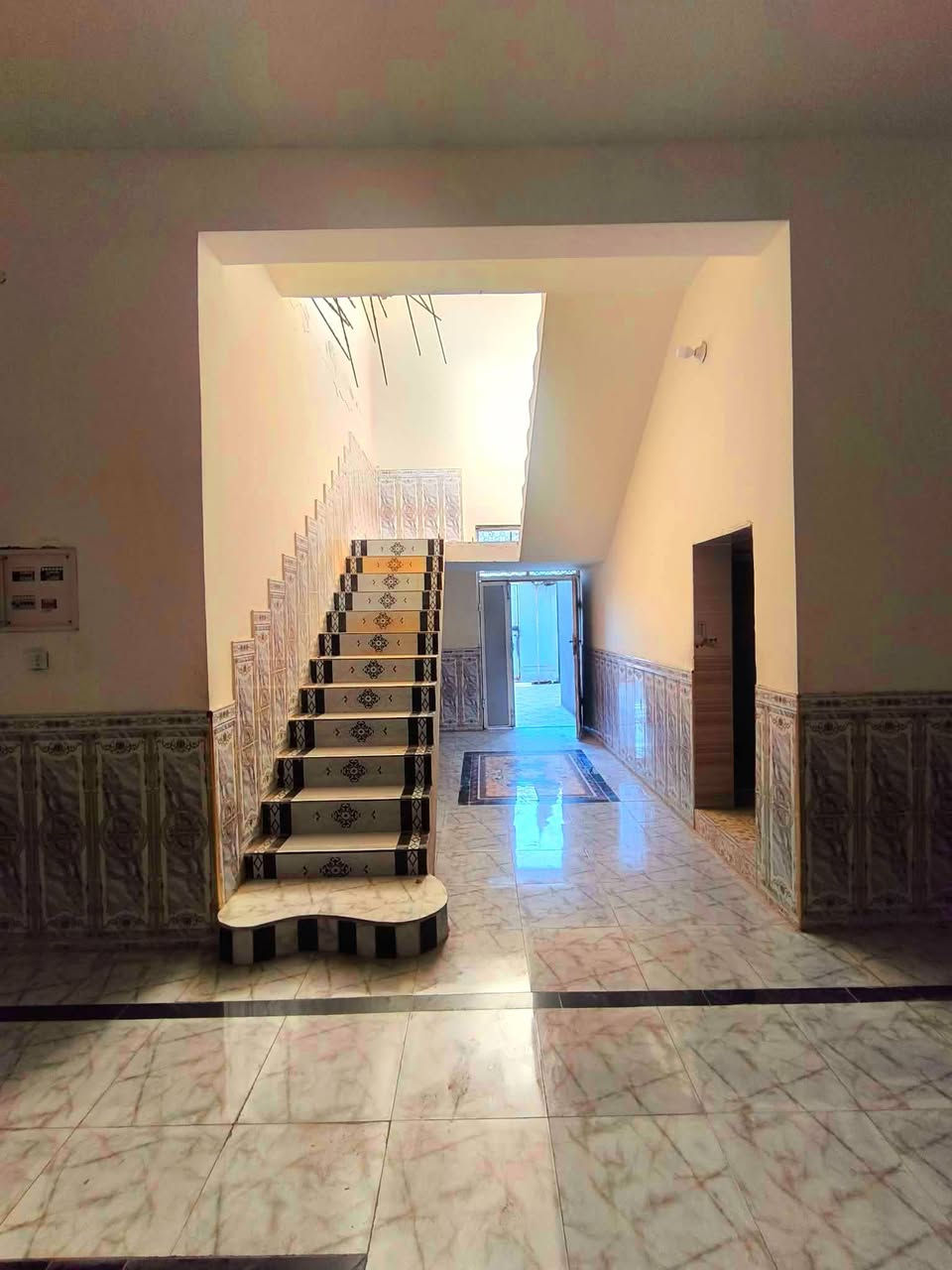 السلام عليكم يتوفر بيت للايجار في حي الرياض ***********
