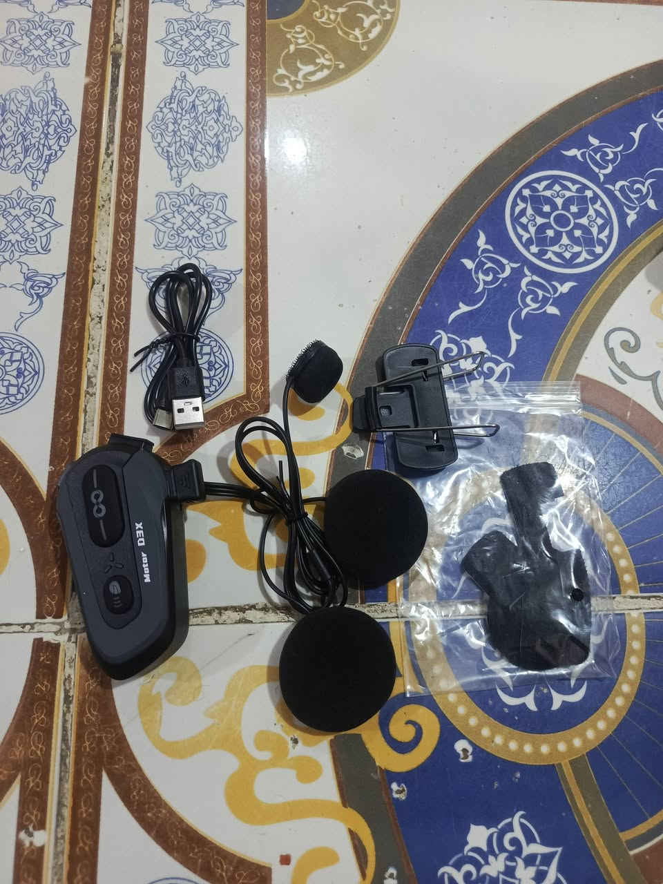 دخم دراجه كامل 

سماعه خوذه مع قفل غير قابل للكسر 

كامل ملحقاته السماعه  النوع جديد غير مستخدم 

الي يريدهن يجي خاص ويدلل ***********
