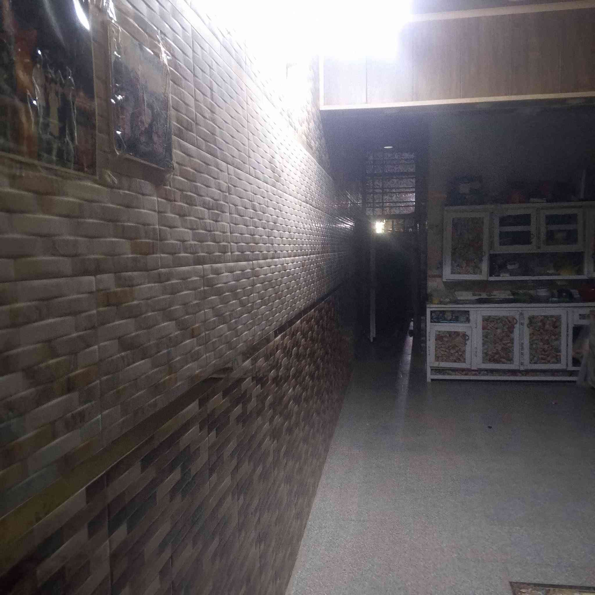 بيت للبيع نجف حي نداء شارع المجمعات مساحت 100متر غرف وصالة واستقبال طابق ثاني غرف وبيتون بيت نضيف يبعد عن الشارع 20متر سعره 100وبي مجال للشراي***********
