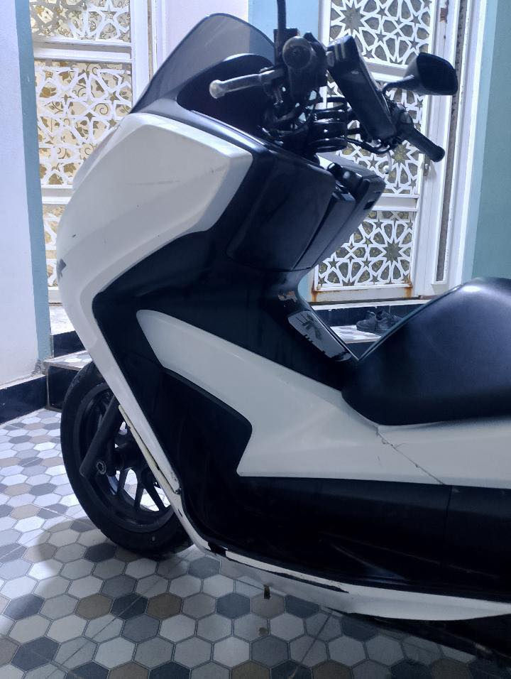 السلام عليكم 
فورزه 012 بيضه دراجه حلوه خير من الله 

دراجه نقصها جامرلغ امامي بس كهربائيات كلها شغاله 

ستان حساس مكينه ناعمه معدل حلو 

دراجه مال جناي شراي خابر ودلل سعر ١٥٠٠ 

وبيها مجال شراي اتصل ***********
