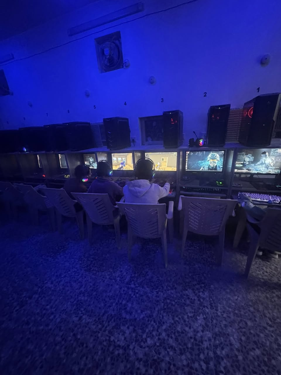 السلام عليكم
للبيع قاعة حاسبات كاملة مكملة مع الميوزة والكراسي يعني بس جيب وشد
عدد الحاسبات 22 حاسبة
8 منهن

CPU: i5 9400F
GPU: 1660Ti MSI
M.B: H310
RAM: 16 GB
PSU: 650 Watt
SSD: 128GB
HDD: 1TB

ووحدة

CPU: i7 8700K
GPU: 1060 6GB Gigabyte
M.B: Z390 MSI Tomahawk 
RAM: 16 GB
PSU: 650 Watt
SSD: 128GB
HDD: 1TB

والثانية

CPU: i7 6700K
GPU: 1650 Super MSI 4GB
M.B: Z170
RAM: 16 GB
PSU: 650 Watt
SSD: 128GB
HDD: 1TB

والثالثة

CPU: i5 2400
GPU: GT 450
M.B: H61
RAM: 8GB
HDD: 500GB

والباقيات
CPU: Intel Pentium 4
GPU: 9500 GT 
M.B: Gigabyte
RAM: 2 GB
HDD: 250 GB

كراتين القطع مال الحاسبات كلها موجودة

السعر الكلي 9 ملايين وبيهن مجال

استفسار على هذا الرقم
***********
ما متواجد على الماسنجر
