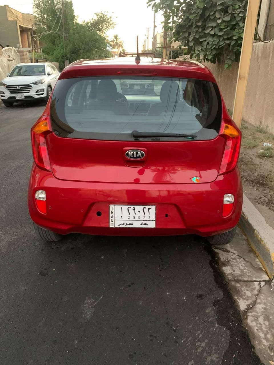 للبيع كيا بيكانتو رقم بغداد لون احمر مصبوغه بسبب جراد وعندي صورها قبل الصبغ فقط جراد موديل ٢٠١٥ السياره كامله وحلوه للبيع بسعر ٧٧ ورقه للاستفسار *********** مكان السياره الدوره شارع ابو الطياره
