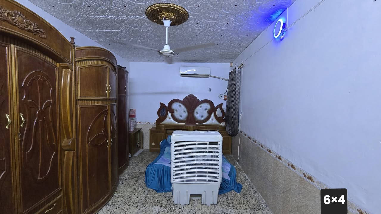 السلام عليكم ورحمة الله دار للبيع الواقع في منطقه الماجديه (سيد جميل) شارع عشرين الدار مساحته 210 يحتوي على 4غرف ومطبخ وصاله وحمام داخلي وصحيات خارجيه وترك 2وغرف 2 الطابق الثاني يحتوي على غرف2 فقط سعر 120 وبي مجال رقم التواصل  ***********
