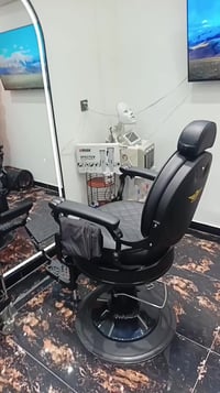 كرسي ملكي بعده جديد مامستخدم جبته بل عيد  ومرايه ويا الكرسي 0750993919...