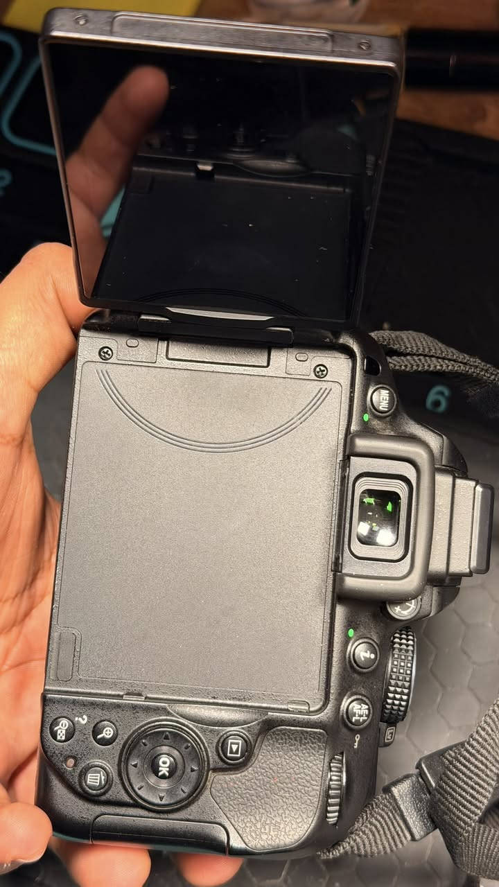 كامرة نيكون  5300للبيع
كامرة كامل غراضهة ونضيفة كلش مثل ماموضح بصور مكاني بغداد سعرهة 400 الف ***********
