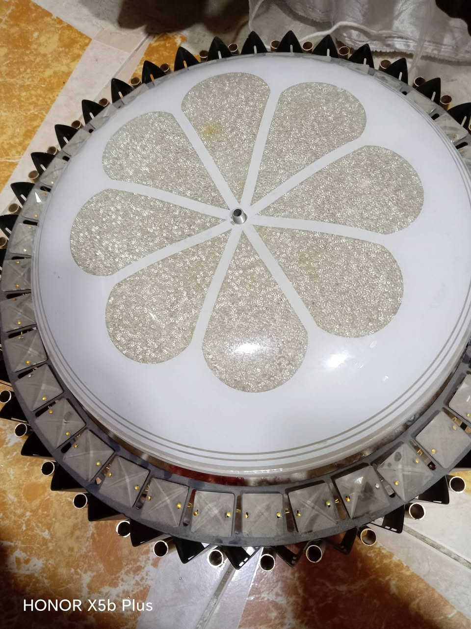 زوج ثريات ام السماعه نضيفات وشغالات وجديدات سعر 75
***********
