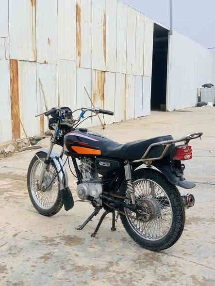 الاسلام عليكم دراجة ايراني للبيع.   اوراق اصولي مو سكنر اصولي بوجهك تروح ترقم  كهربايات كلها شغالة    دراجة نضافة خير من الله    مكاني صويرة  سعرها 410 وبيها مجال    مكاني صويرة ***********
