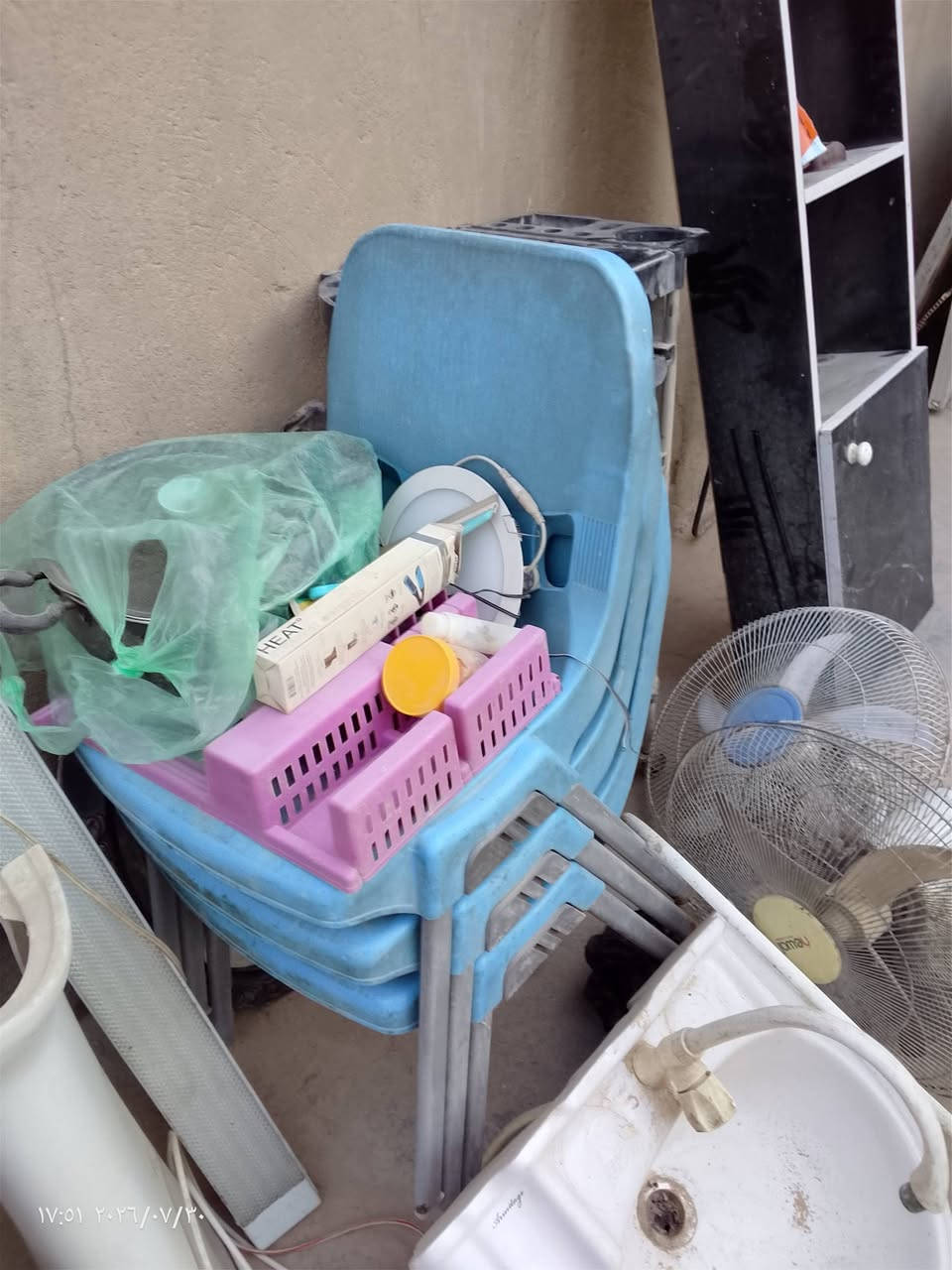 غراض محل حلاقه نظيفات بس متروكات والتراب عليهن  مراوح شغالات فول وكراسي  ومعرض  وحماله امكاصه مغسله كلهن ب 150 الف. 
بابل حي العسكري 
***********
