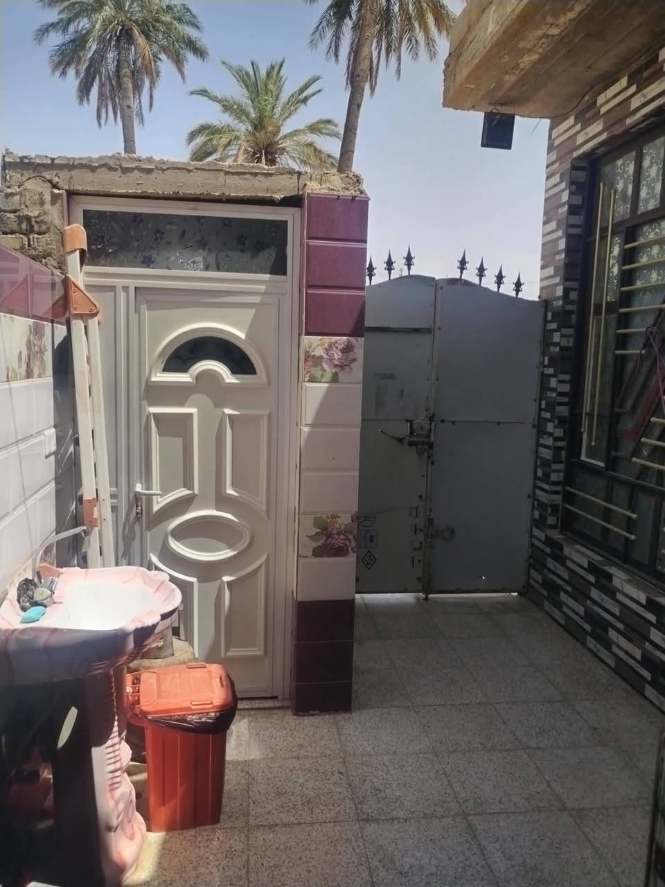 دار للبيع في حي الفخريةقرب حديقة الرايةمساحة البيت 160متر
يحتوي على
غرفه 5×5
غرفه 5×4
استقبال 5×4
مطبخ مفتوحه على هول مساحة 7×5
حمام خارجي وداخلي شرقي وغربي 
منزع جوه الدرج كما واضح بصوره يضم مكان المغسله والغساله + ثلاجه منور من جهت المطبخ ومنور من جهت غرفة النوم مساحته متر ×5
#الاستفسار***********
@الجميع

