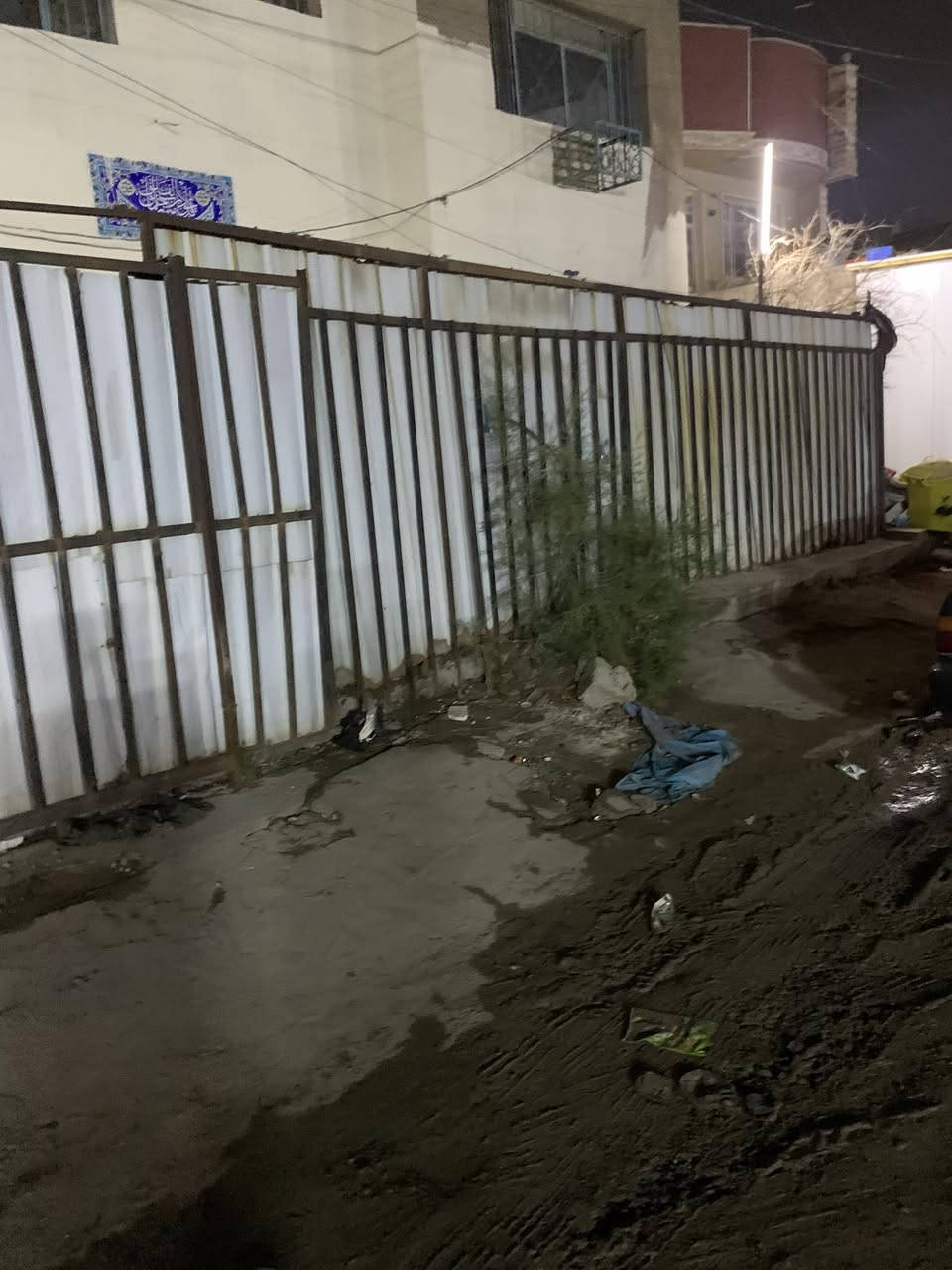 حوالي ٢٥ متر طول للبيع حي اور تفتح السياج وتاخذه حي اور ***********
