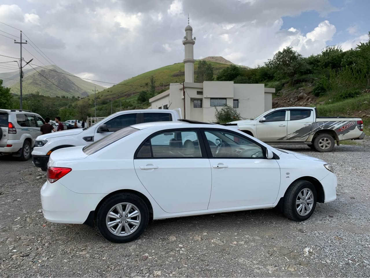 بیوایدی مۆدیل ٢٠١٤ رەنگ سپی سەیارەکە هیچی نیە تەنها تەزرەی هەیە بێ بۆیاغە سەیارەکە فول مواسەفاتە تەنها گێر عادیە سلایتە بەسمەیە کوشن جلدە سەیارەکە لە شەریکەوە تاکو ئێستە ١ دەستە بەناوی خۆمە رەقەم و سەنەوی نوێیە تاکو ٢٠٣٠
رەقەم تەلەفۆن:***********
شوێن:سۆران
نرخ:٦٤ مرغصور, أربيل
