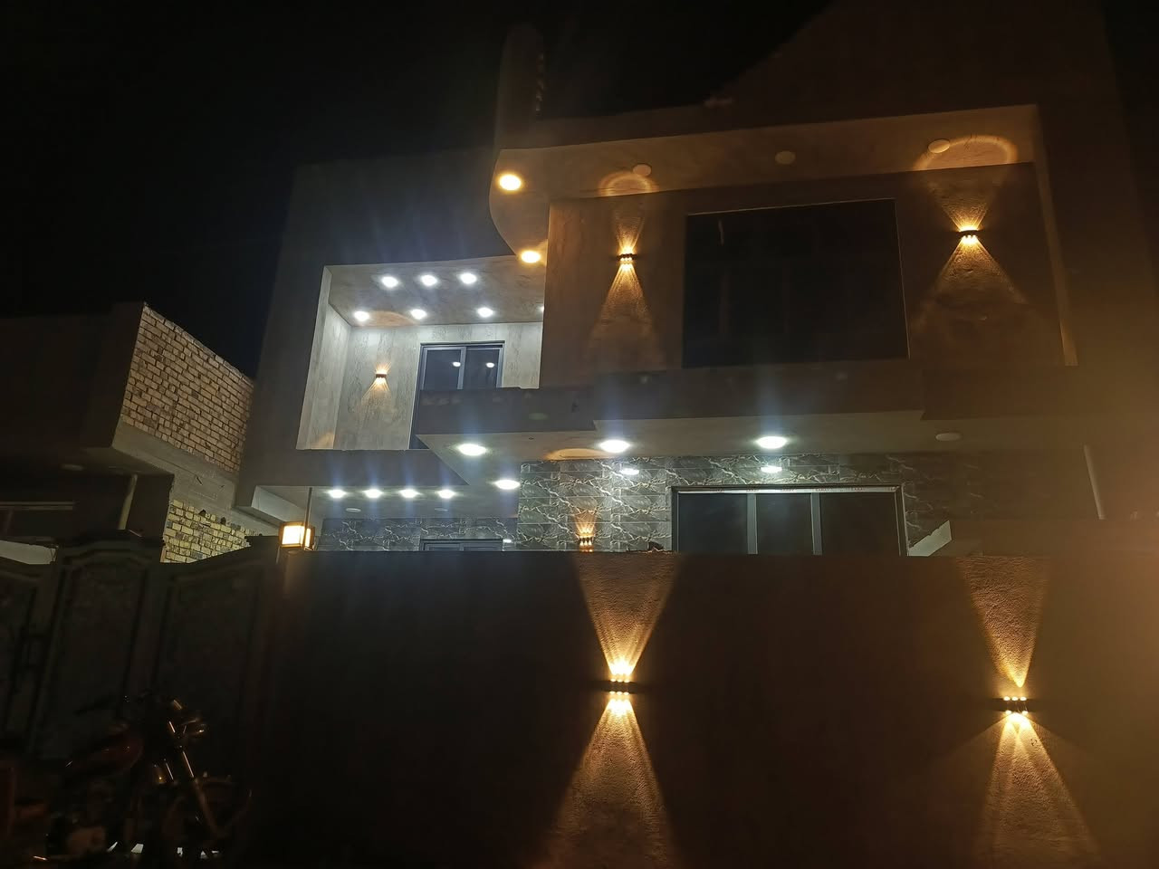 سلام عليكم
منزل للبيع 
مساحه 200 متر مربع
4 غرف نوم كله غرفه مساحته 6×4 ونص 
2 هول 6× 5
3 صحيات خارجيه مع داخليه  فوك وجه 
مضيف 6 ×6 ونص 
1 مطبخ 
واجه 11 ونص 
مكان الدار حله ورديه شارع 30 للستفسار 
***********
***********
