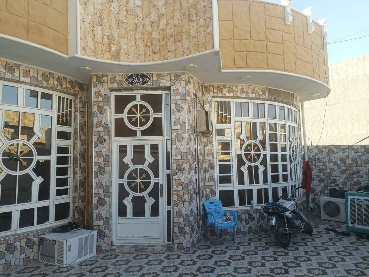 دار للبيع المساحه 200الموقع حي المشتل قرب المدرسة الهيكل على الشارع العريض موقع كلش حلو وبيت نضيف  ويرهم مراوس بيت وكاع على شارع حله بغداد داخل المحاويل فقط للاستفسار الاتصال على الرقم ‏‪***********‬‏
