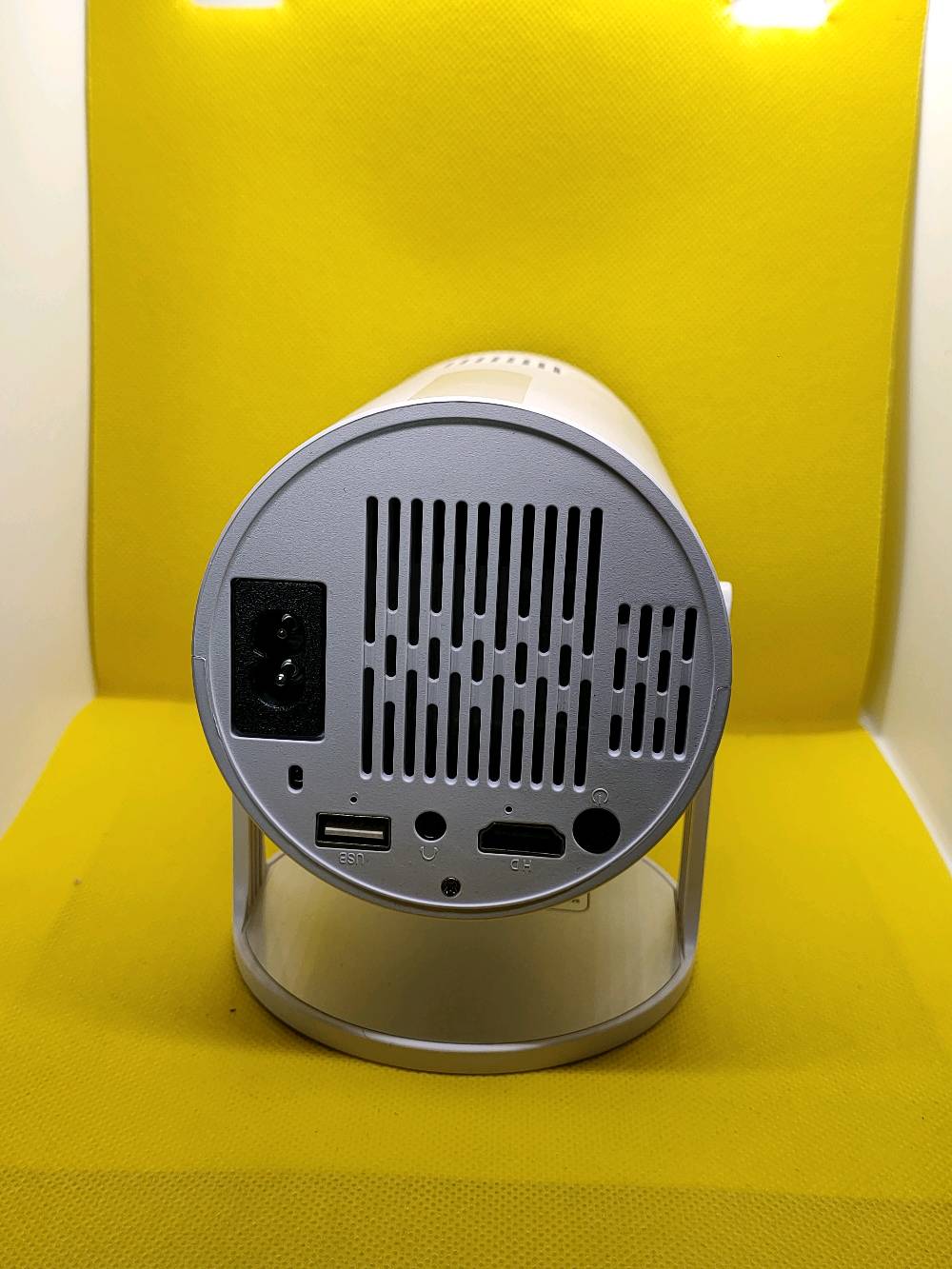 داتا شو بحالة ممتازة للبيع. يستخدم لعرض الفيديوهات والصور بجودة عالية. يجي مع منافذ HDMI وUSB لسهولة التوصيل بأجهزة مختلفة. مثالي للاستخدام في المنزل أو المكتب للعرض التقديمي.