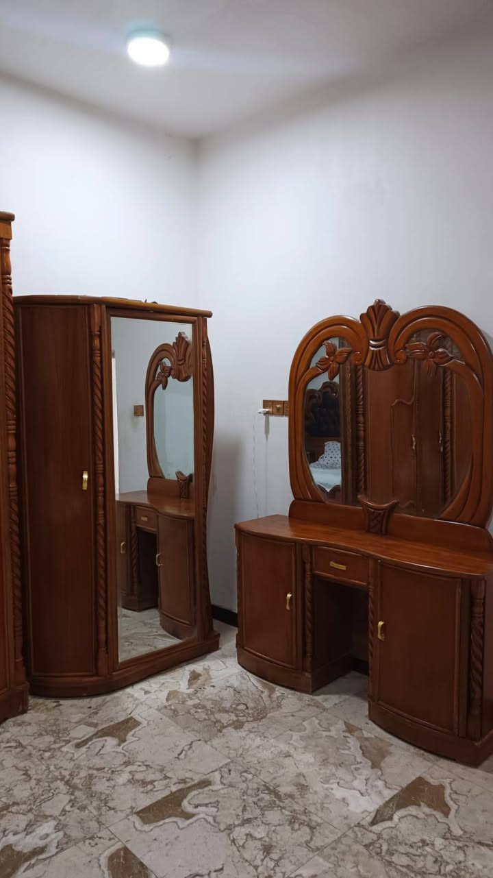 السلام عليكم غرفه اخشاب دنكة ثقيل تزكام للبيع السعر ب850وبي مجال مسوينهة بمليونين غرفه ثكيله  ***********
