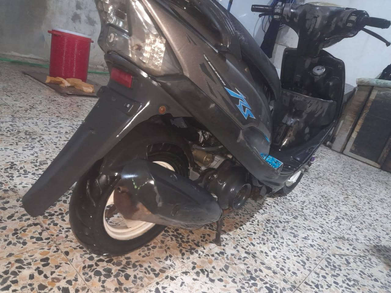 السلام وعليكم  ماكس عدله كفرات ختم واحد الدراجه جديده كلشي شغال سلف هندر كهربائيات كلها شغاله تايرات جدد دبلات جدد باتري جديد  عوزها بس عينه بوشه 49 علمن اول تجفيت غراض كلها اصليه مجفته مابيها اي نقص  السعر 600وبيها مجال قليل***********
