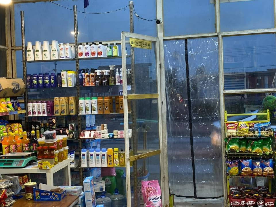 سلام عليكم أسواق للبيع شغلها خير من الله تحتوي ع 8 برادات ثنين منهن للشركه و6 مجمدات وسبالت 2 ومكيف واحد ومنضومه كامرات موقعها كربلاء طوريج الرشيده قرب معمل الإسفنج الااستفسار والسعر اتصل ‭***********‬
