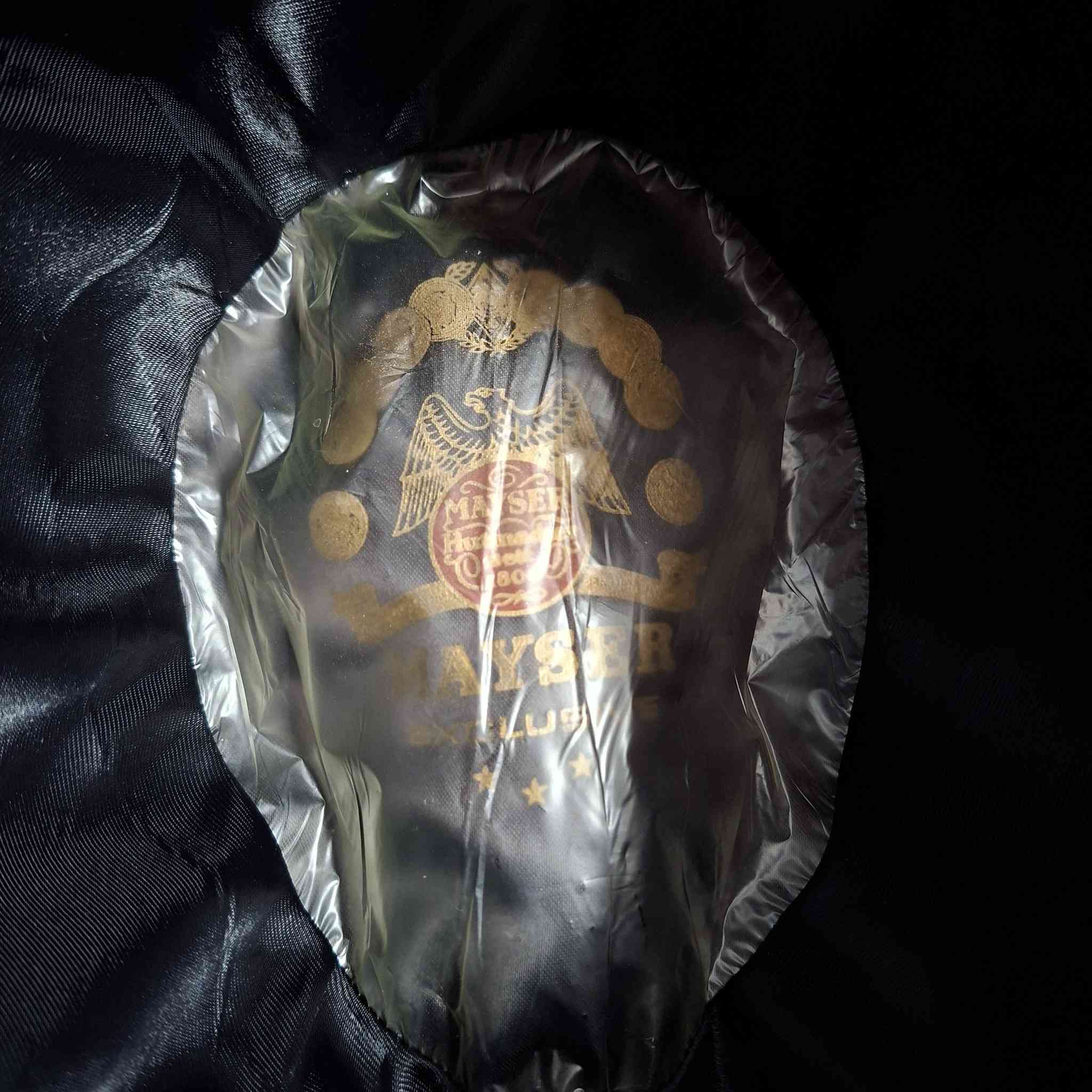 🎩 لمحبي الفخامة الكلاسيكية.. قبعة MAYSER ألمانية أصلية
لكل من يبحث عن التميز والأناقة التي لا تنتهي، نقدم لكم قبعة من الماركة العالمية العريقة Mayser (صناعة ألمانية منذ عام 1800). قطعة فريدة تجمع بين الجودة التاريخية والمظهر العصري.
✨ مميزات القطعة:
الماركة: Mayser (أصلي 100%).
الإصدار: Präsident Exclusive (الفئة الفاخرة).
الحالة: ممتازة جداً (نظيفة كما موضح في الصور).
اللون: أسود ملكي فاحم.
القياس: 60 (Weite 60).
التفاصيل: مبطنة من الداخل بشريط جلدي أصلي لراحة تامة أثناء الارتداء، مع لوغو الماركة الذهبي المميز.
💰 السعر المقترح: 100 ألف دينار عراقي.
🚛 متوفر توصيل لجميع المحافظات
📱 للتواصل والاستفسار عبر الواتساب:
***********
