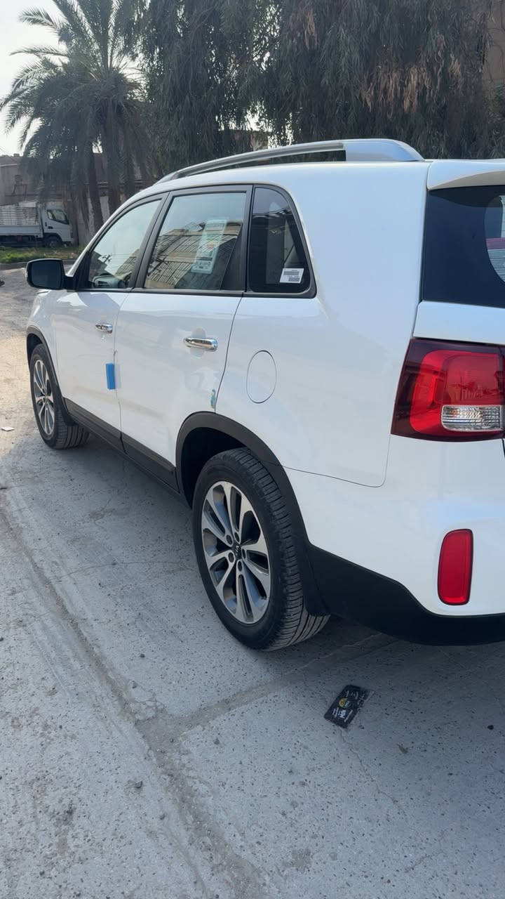 السلام عليكم 
للبيع موديل 2015خليجي
مكينه 4 سلندر  2400
فول مواصفات عدا الفتحه
بصمه تبريد ٣ قطع بردات حساس امامي خلفي
سياره جديده السونار مرفق بأسمي تحويل ثاني يوم
مكلف بلنشر
السعر ١٧٠ وبي مجال 
مكان السياره بغداد  الكرخ
***********
