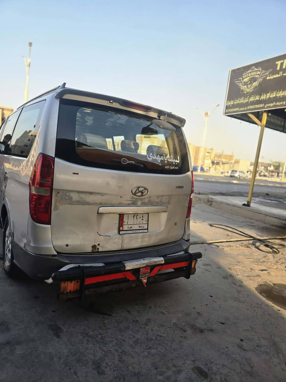 استاركس موديل ال٢٠٠٩ مفتوح سنويه صاقطه غرامه هيئه كلها مصفرها ماعليها اي شي بيها حادث بجاملع الأمامي بصفحه العبري السياره مكينه كير حداديه تخم تاير اي نقص مابيها كلها مجهزها بس نقصها التبريد رايدها ب100$ وبيها مجال للشراي رقمي ***********
