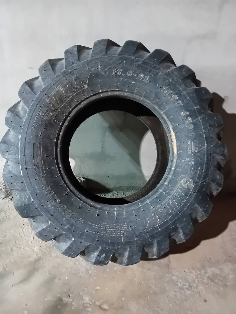 متوفر تاير شوكيه للبيع جديد ونظيف الحجم 24-16,9 العنوان ناحية البغدادي التواصل على الرقم *********** السعر مناسب
